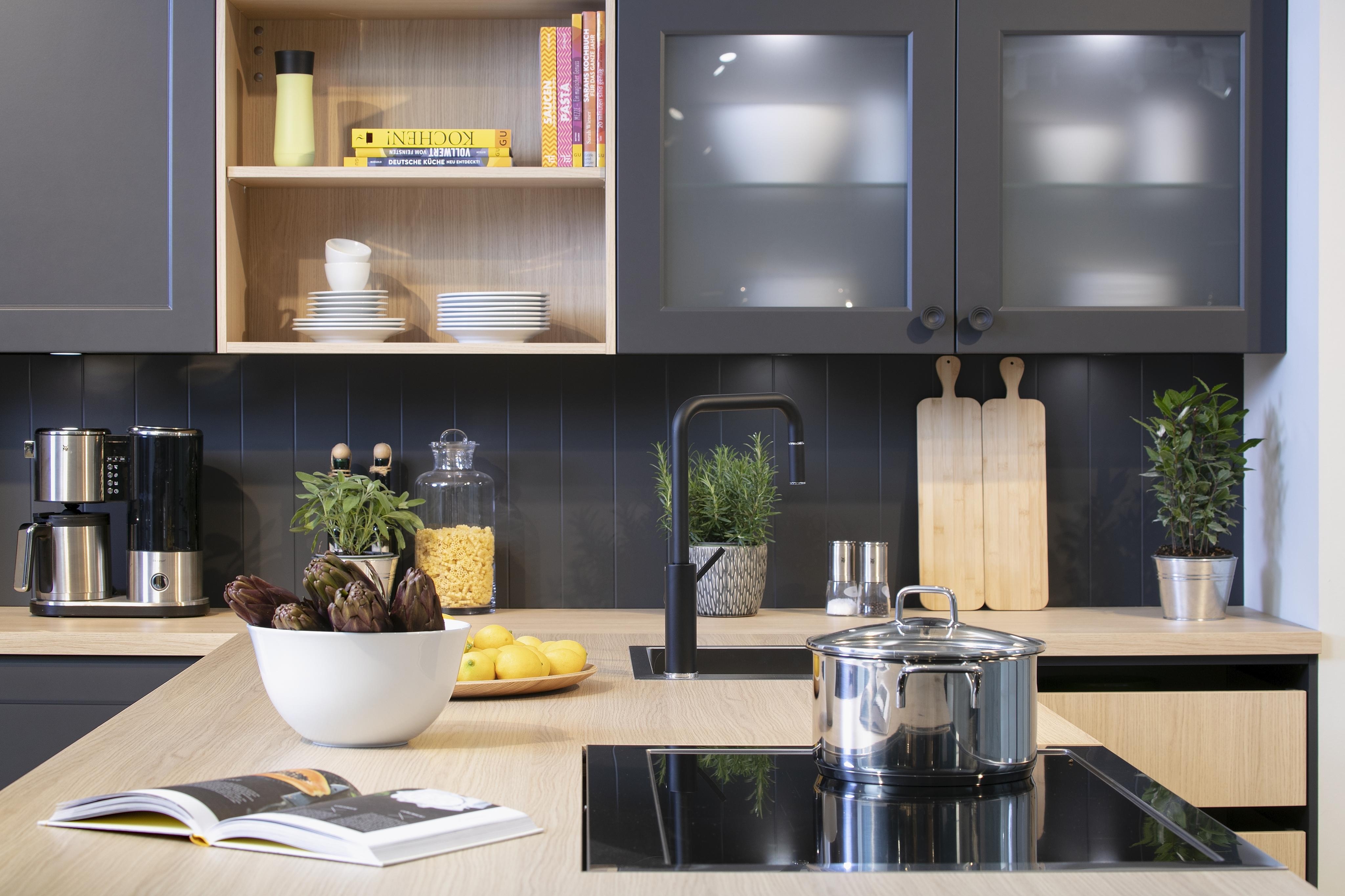 Küche_in_Grau_mit_Türknauf_in_der_Küchenfront