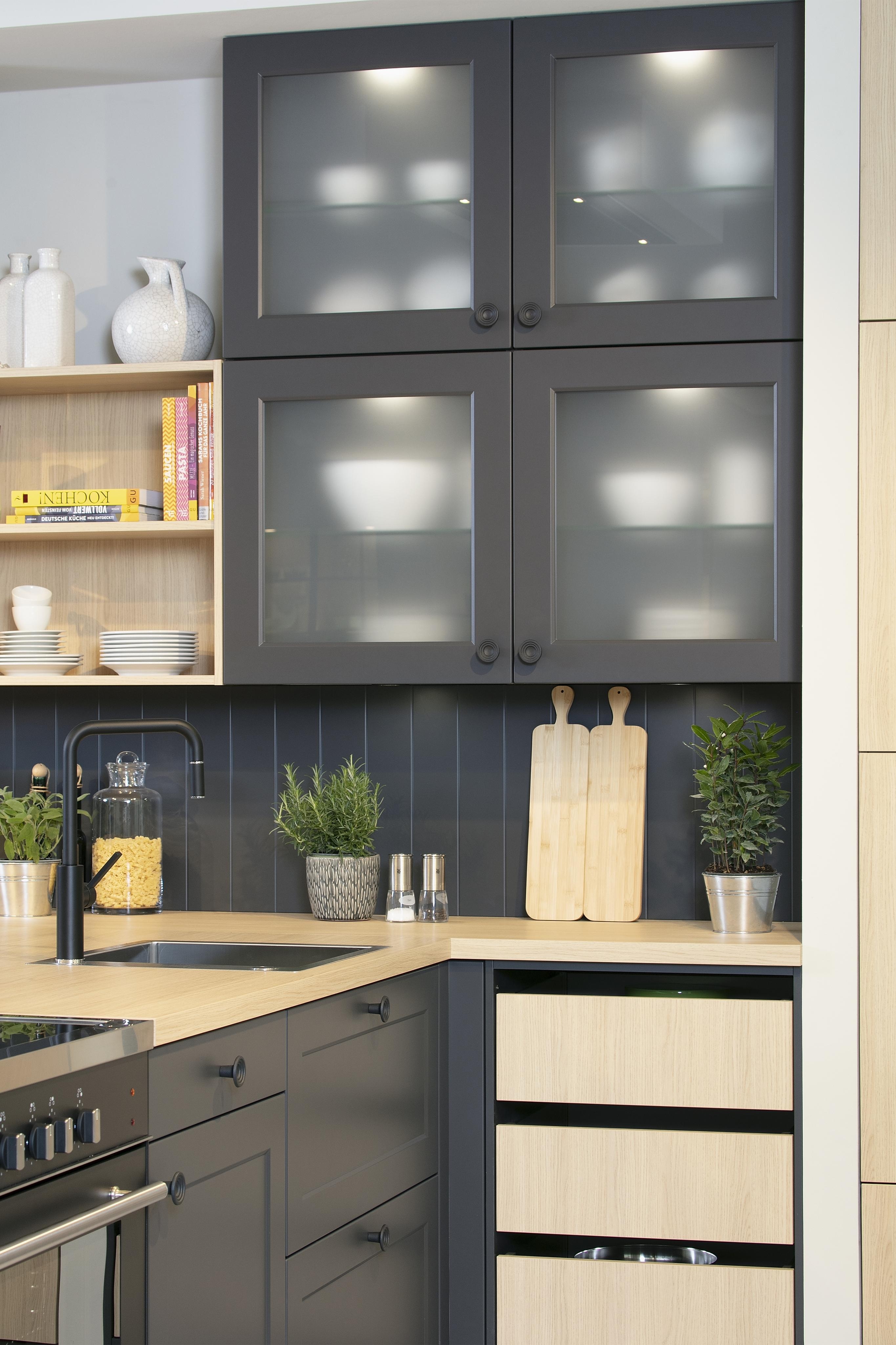 Moderne_Küche_mit_dunklen_und-hellen_Küchenfronten