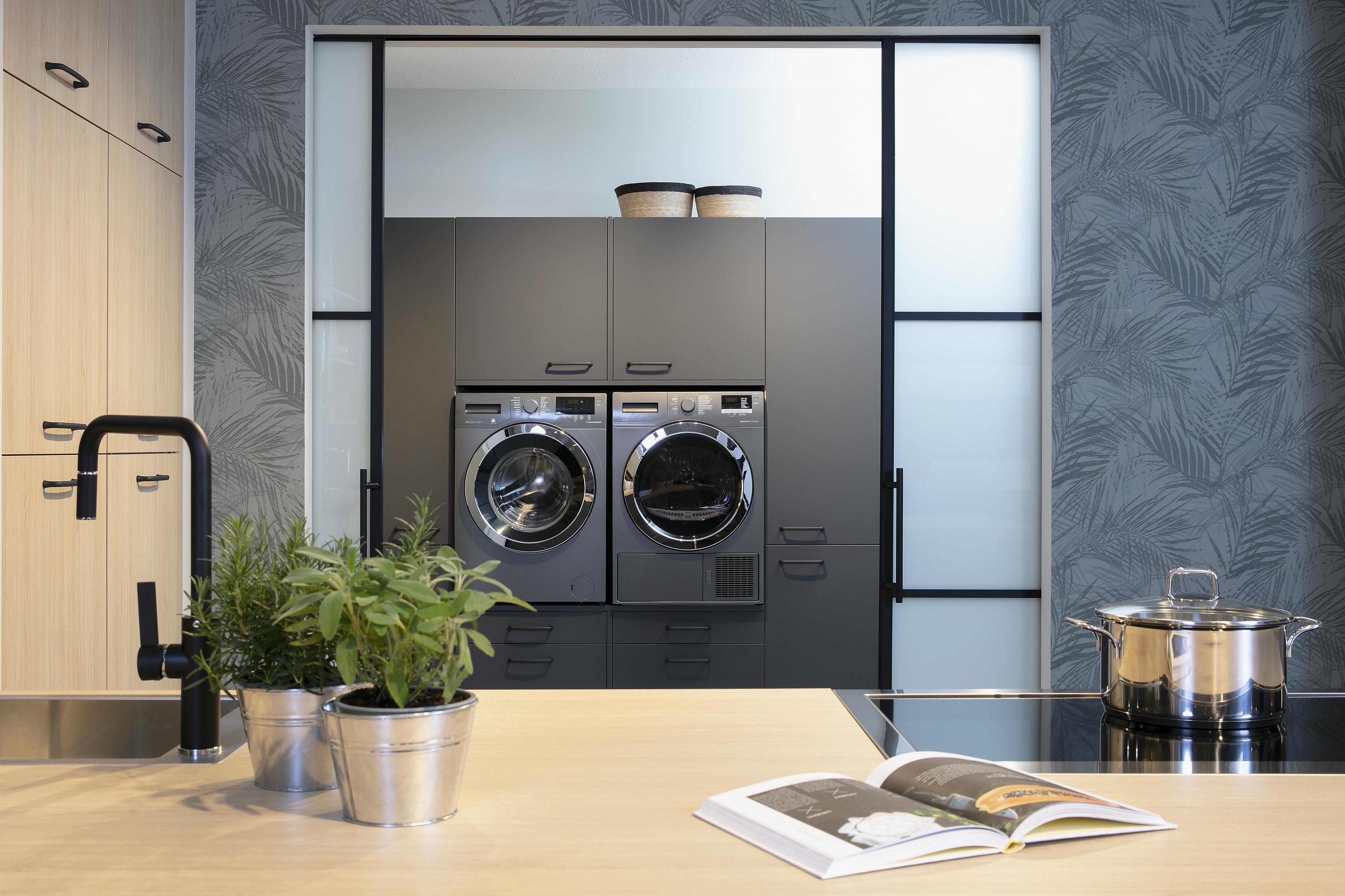 Küche_mit_dunklen_Fronen_und_heller_Arbeitsplatte