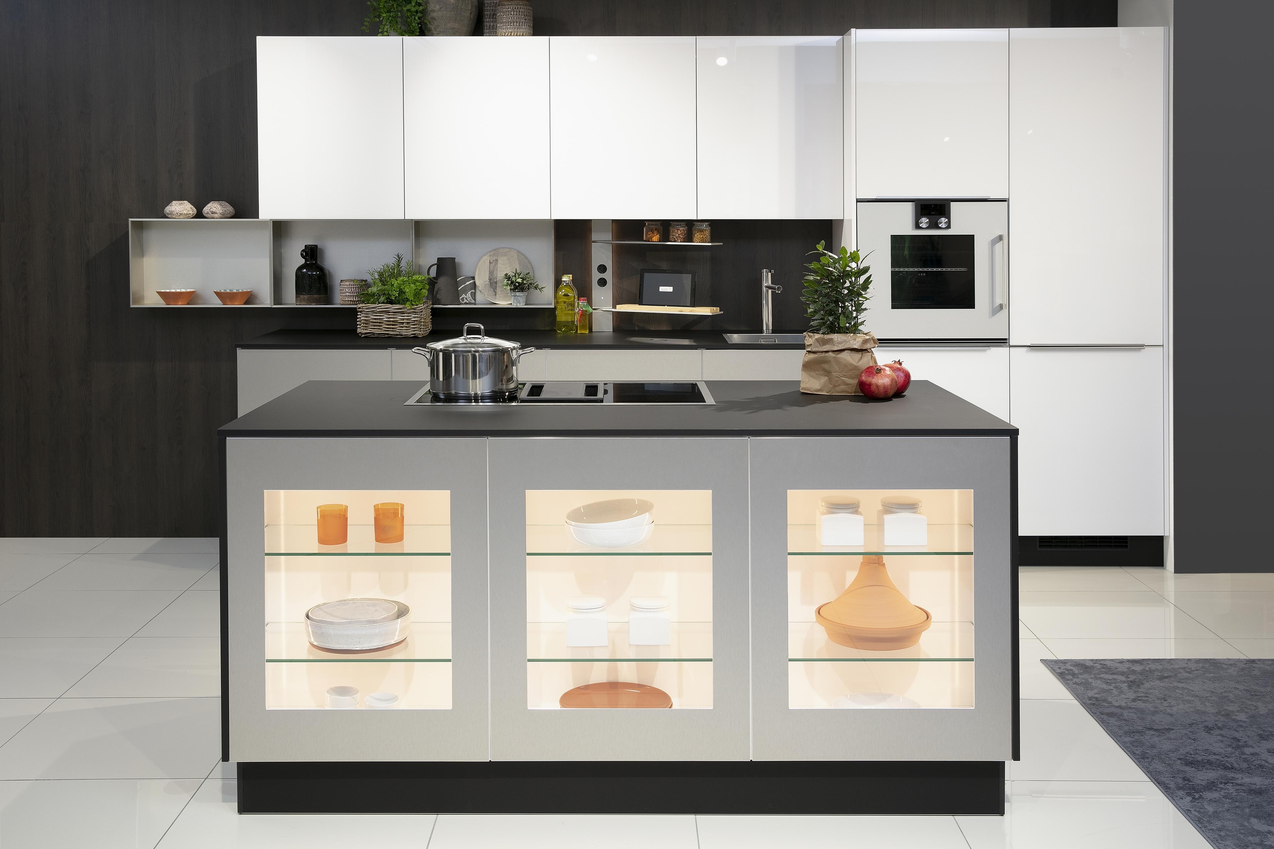 Weiße_Küche_mit_dunkler_Arbeitsplatte