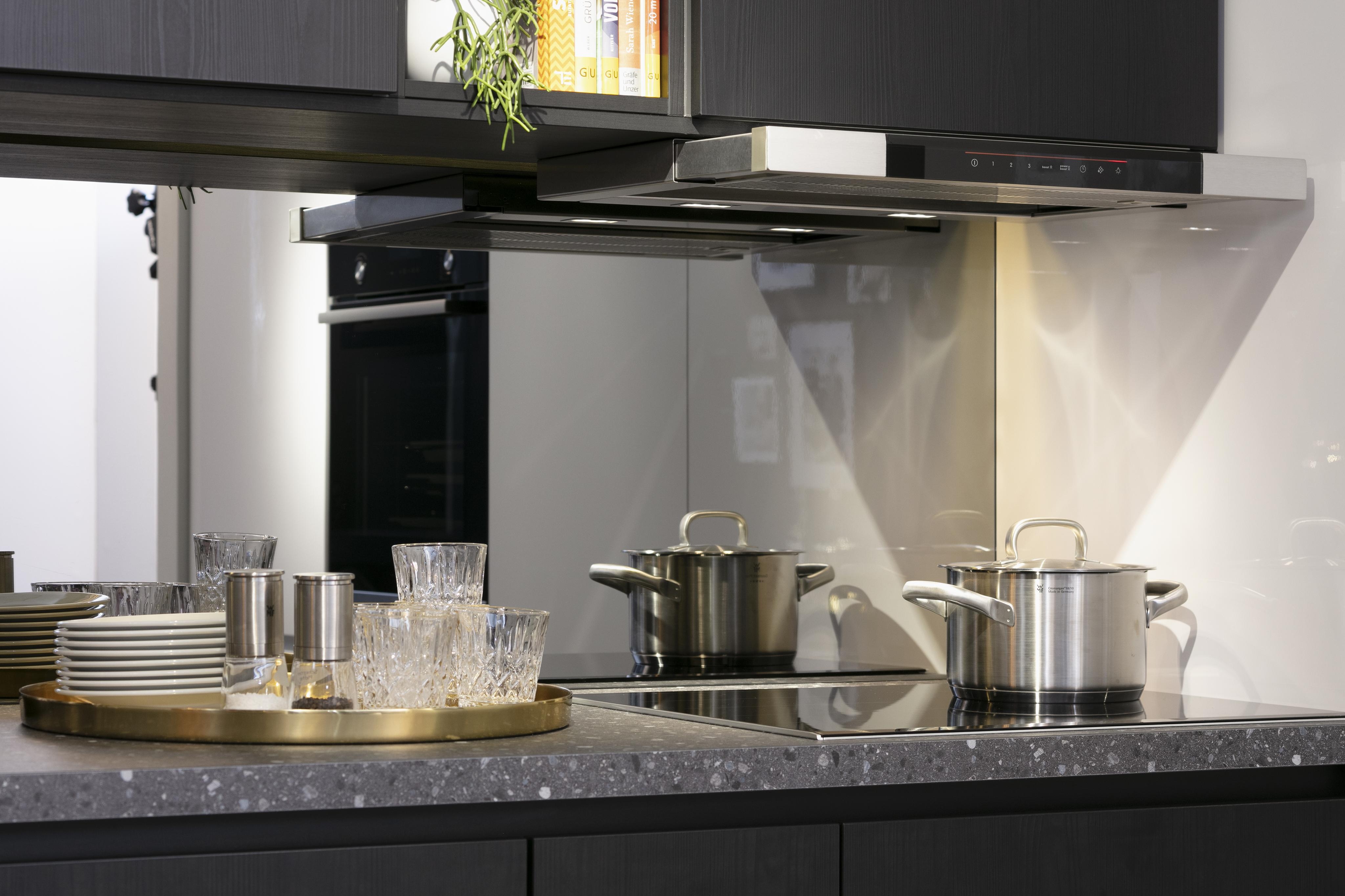 Schwarze_Küche_mit_Marmorarbeitsplatte