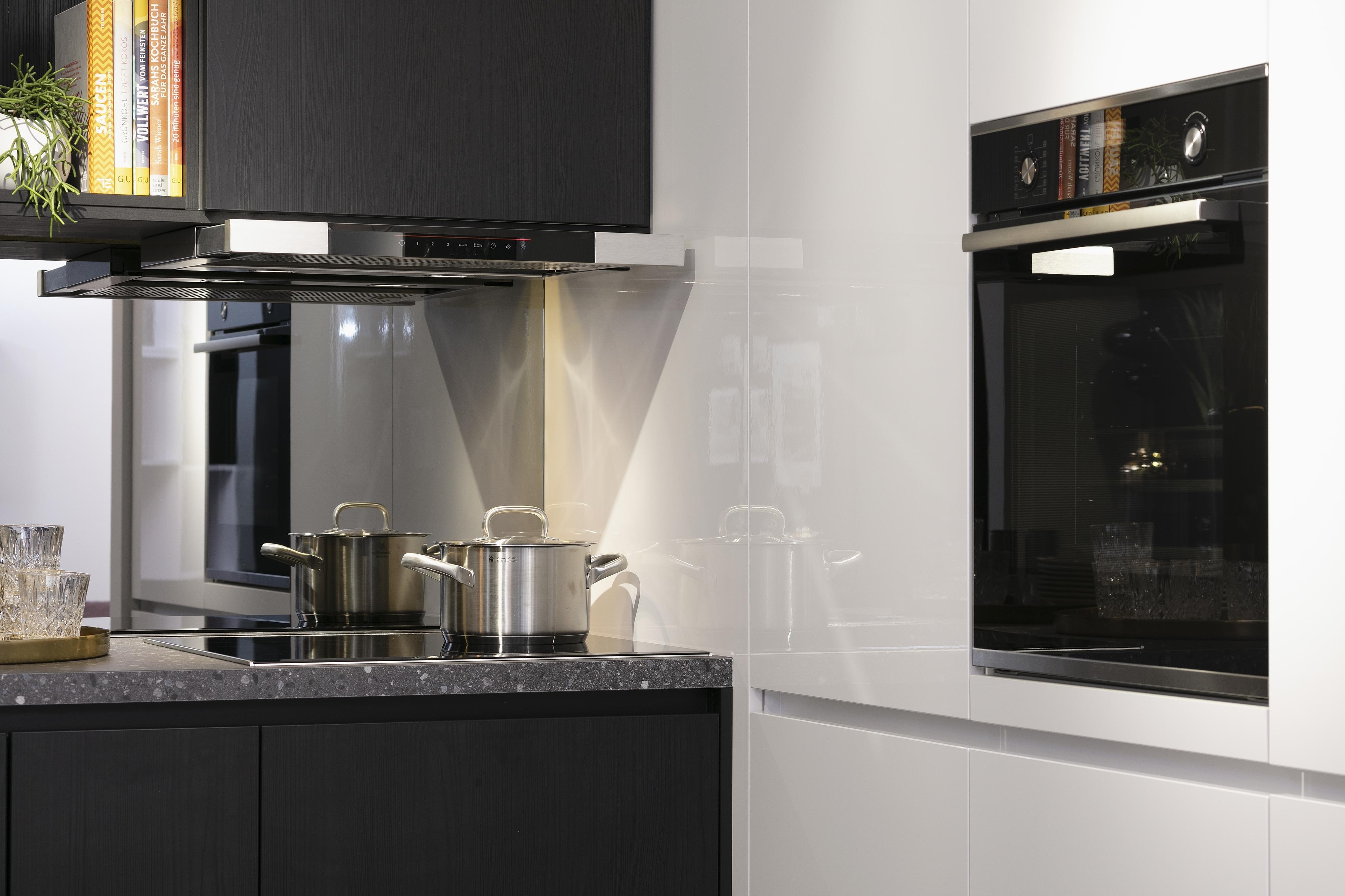 Dunkle_Küche_mit_Arbeitsplatte_in_Marmor