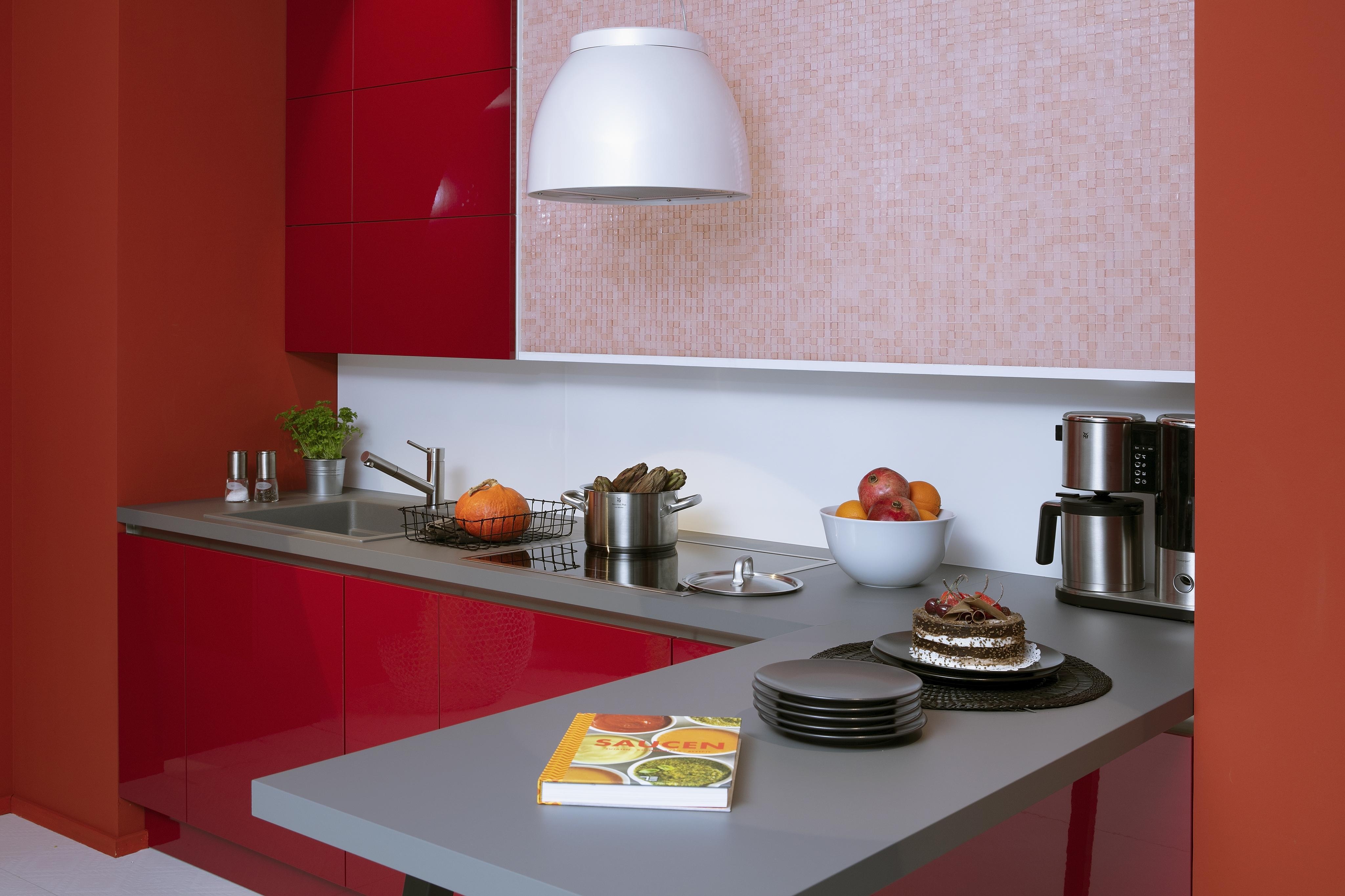 Küche_mit_roten_Fronten_integriert