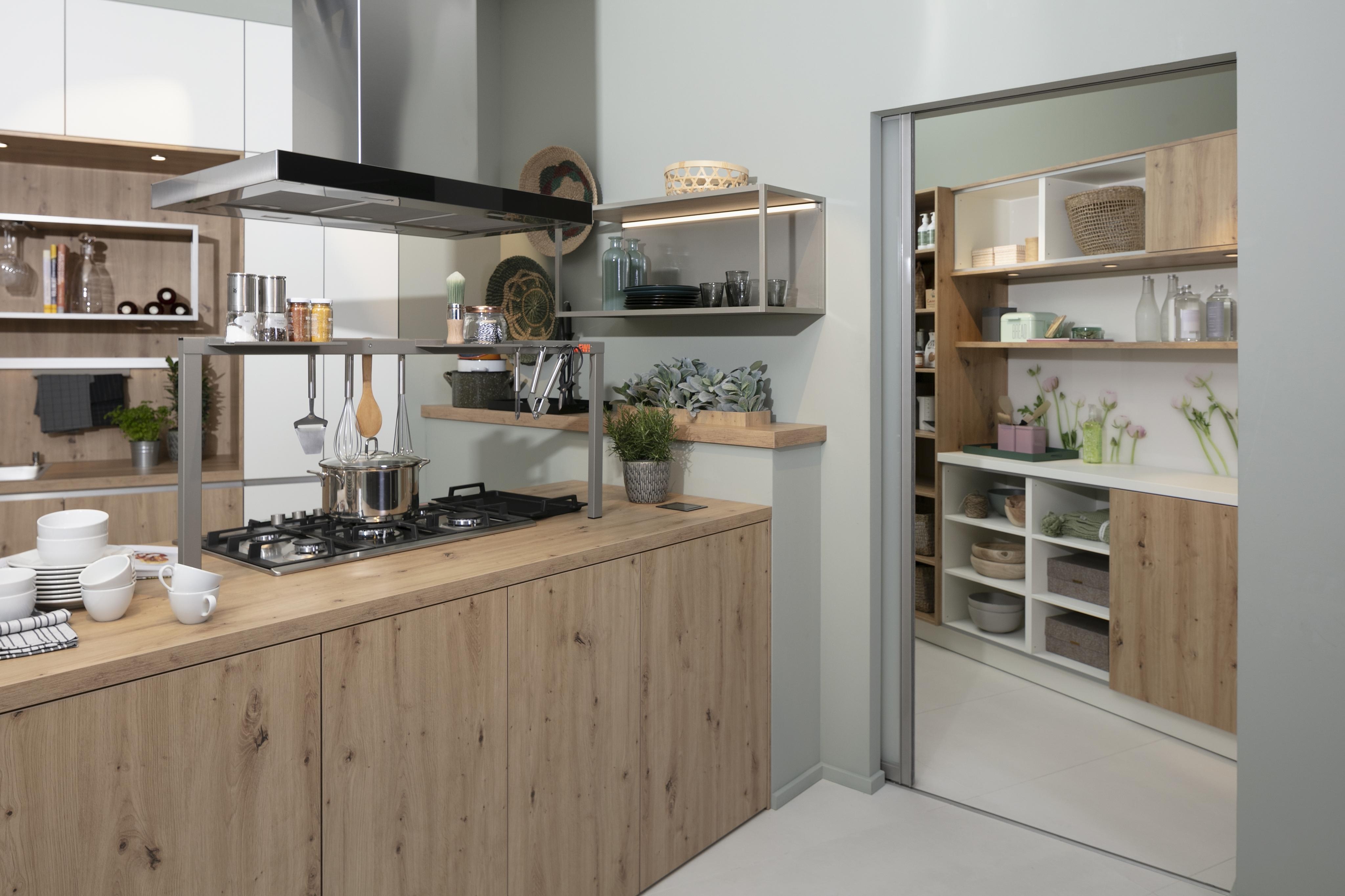 Küche_mit_Holzstruktur-Fronten_und_weißen_Schränken