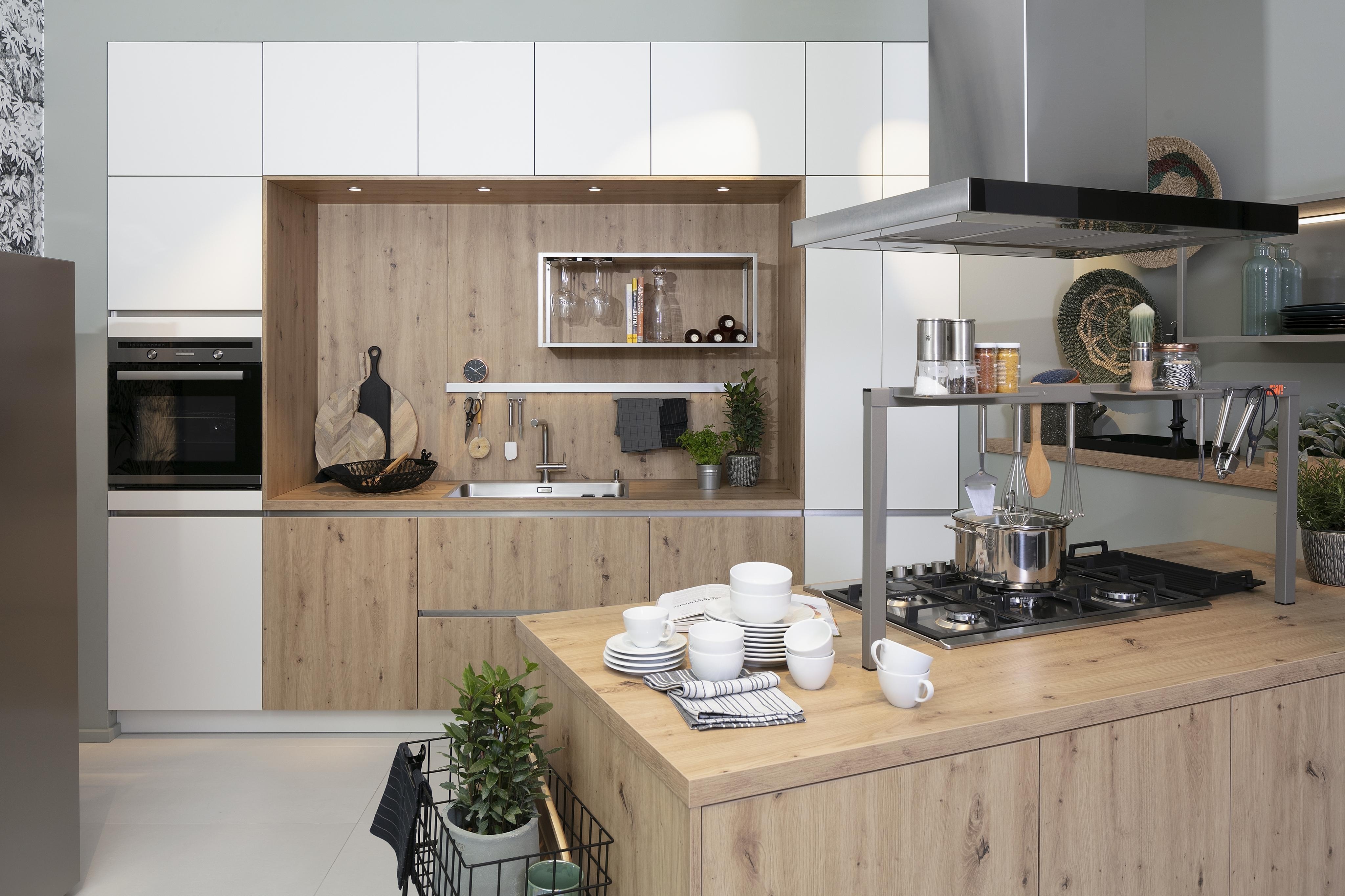 Küche_mit_Dunstabzug_über_Kochstelle_und_Regal