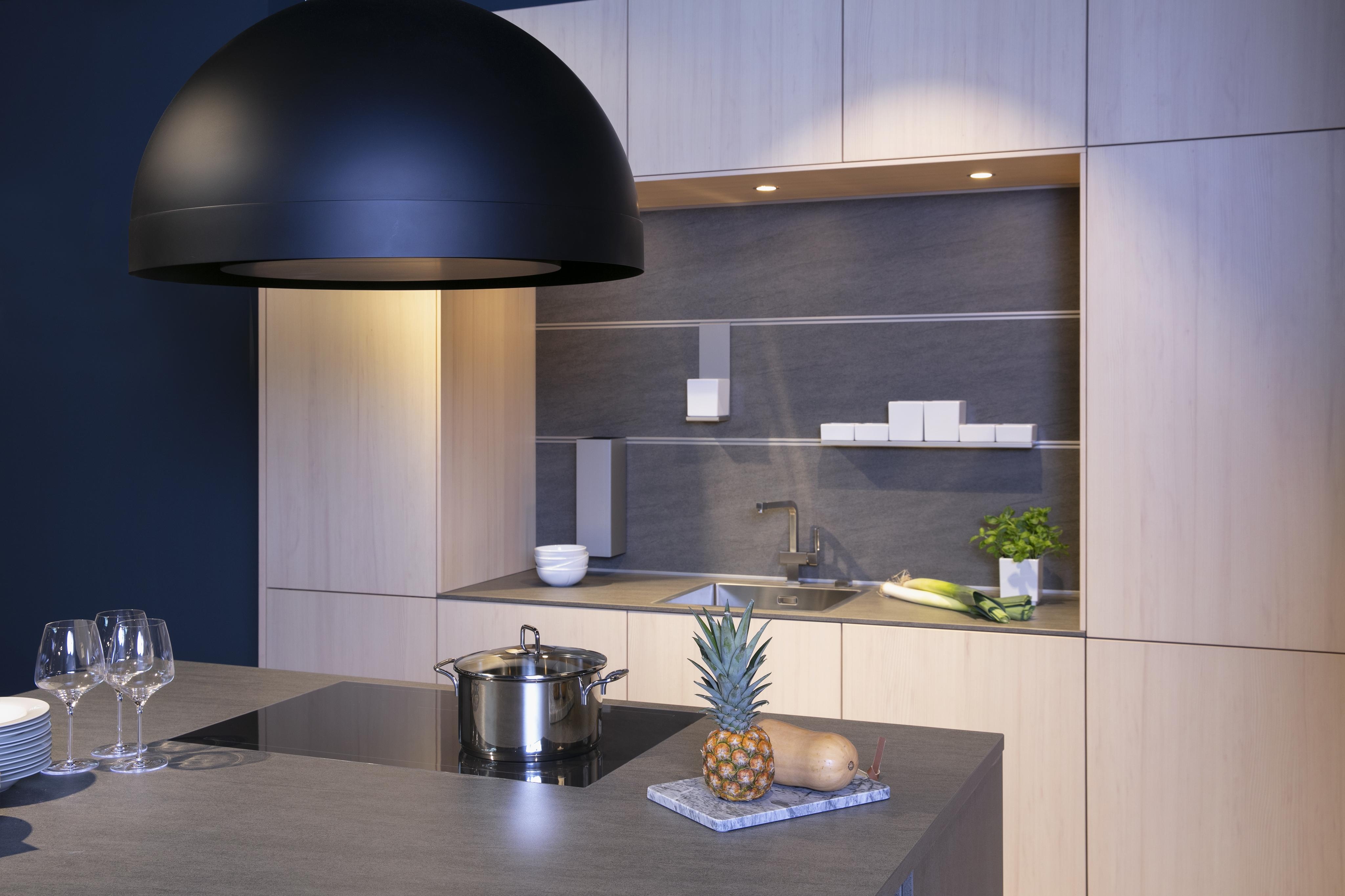 Designerküche_mit_Regalen