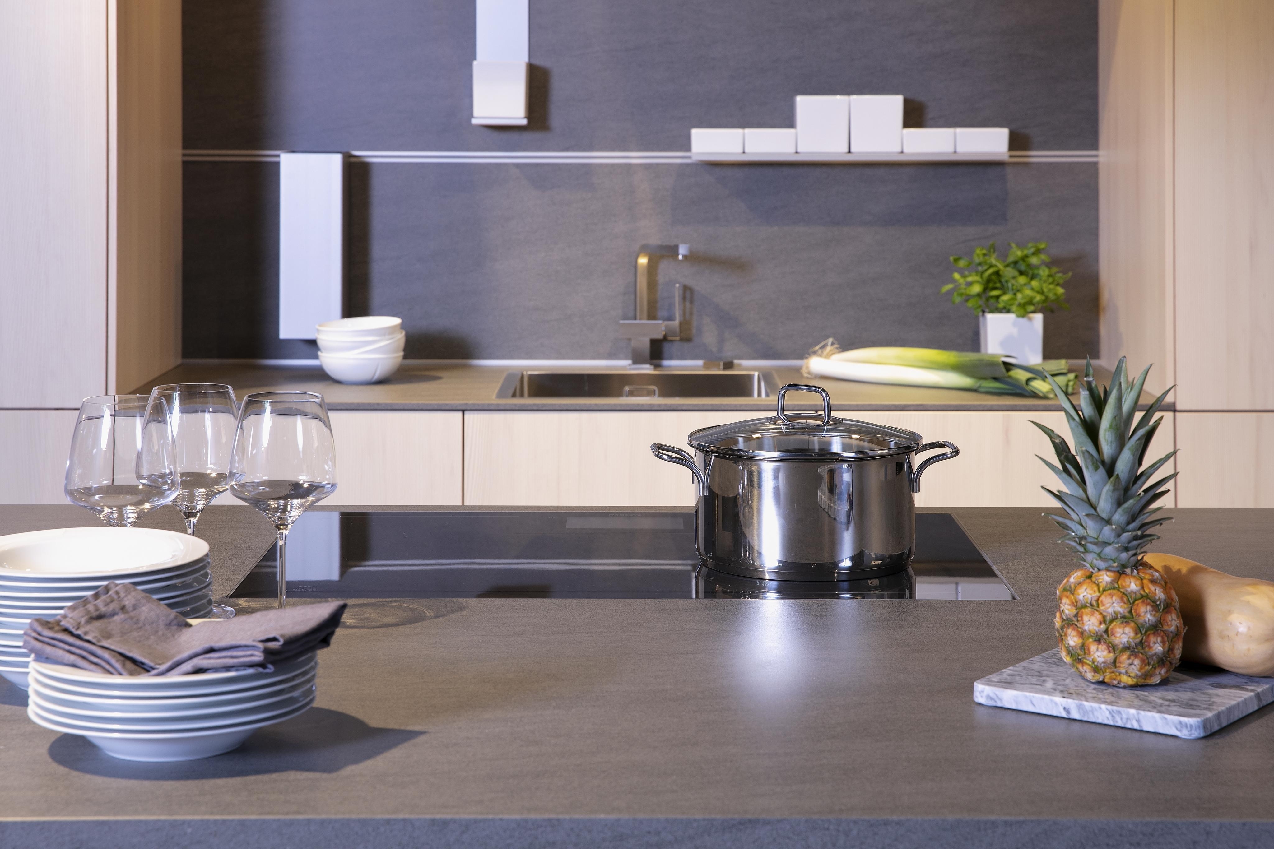 Moderne_Küche_mit_Leisten_für_Küchenutensilien