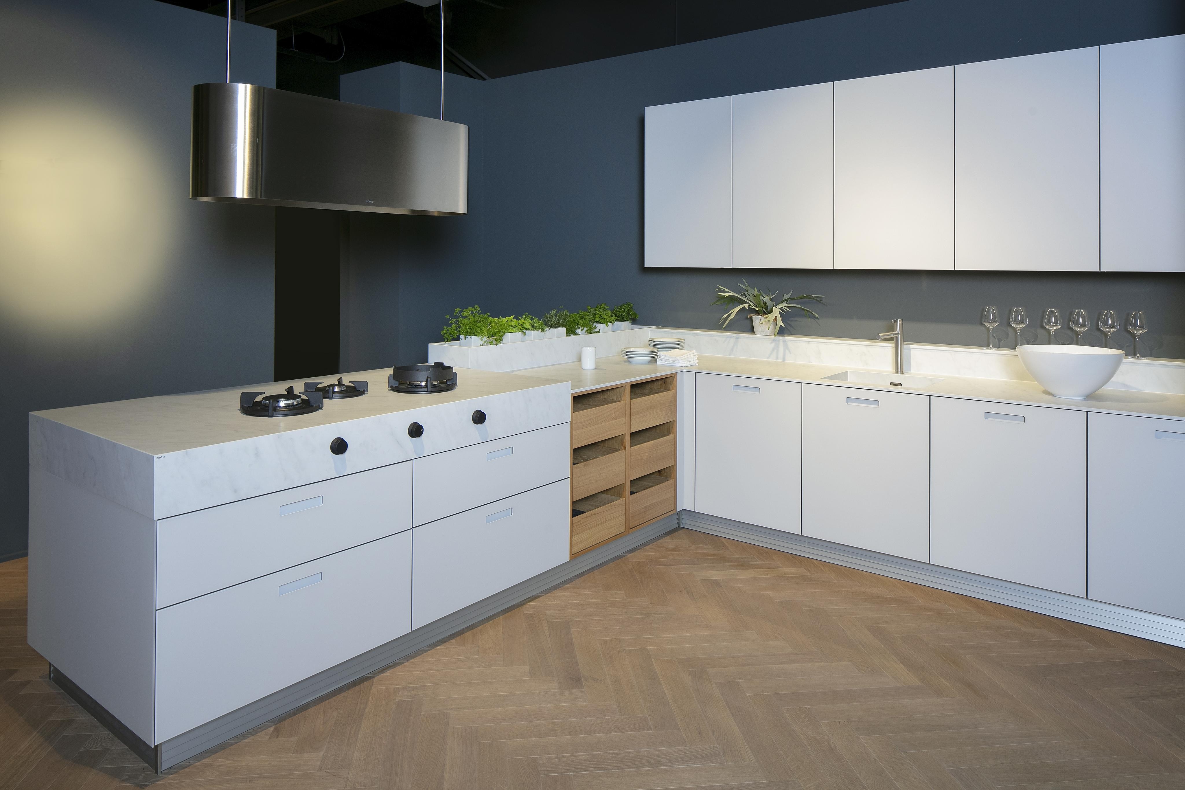 Weiße_Küche_mit_großer_Dunstabzugshaube_in_Edelstahl