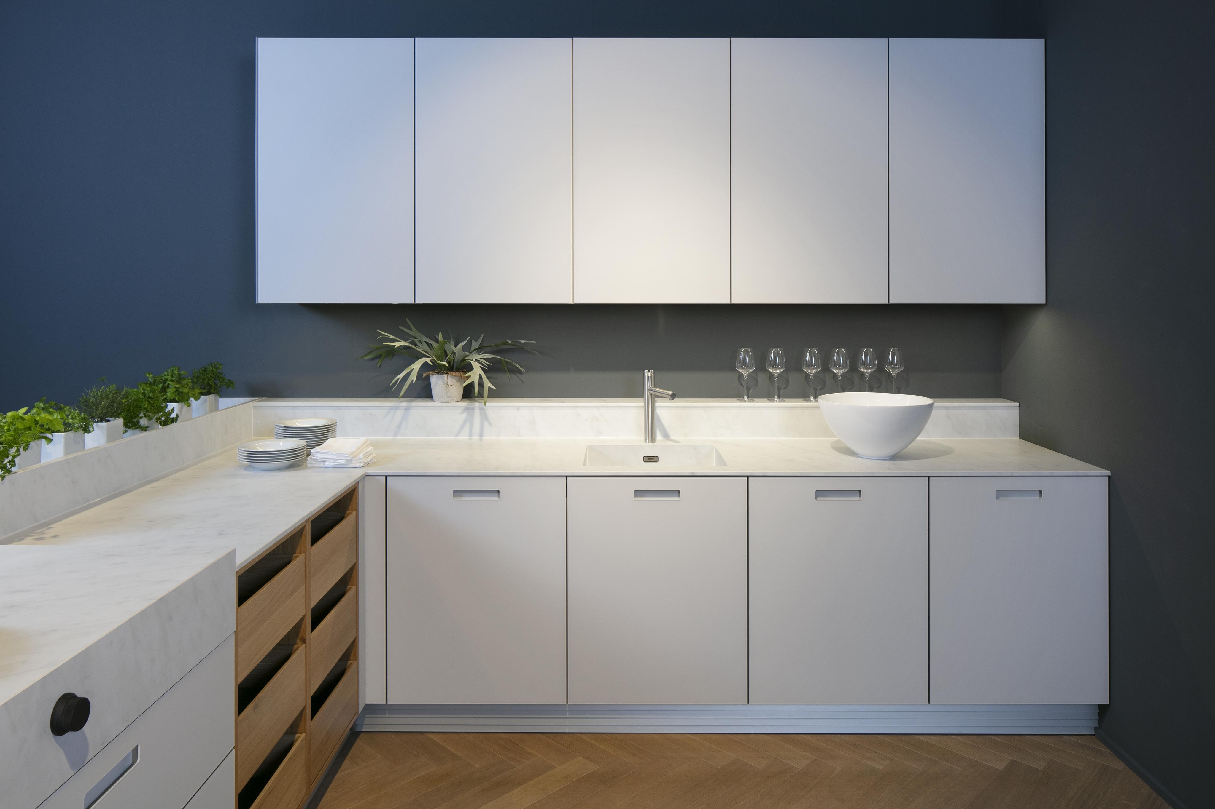 Helle_Küche_mit_viel_Arbeitsfläche_und_Schränken