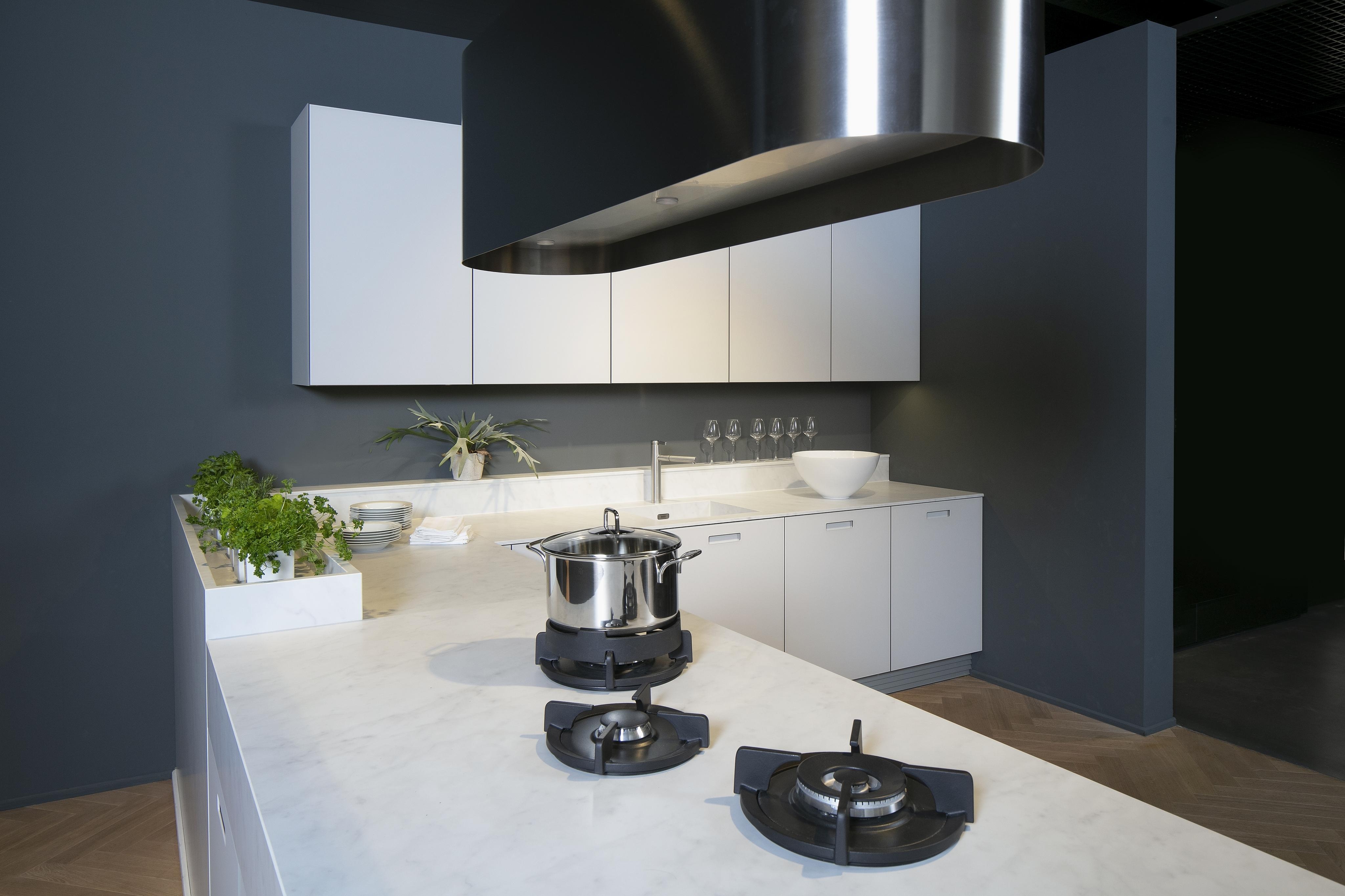 Helle_Küche_mit_Edelstahl-Abzugshaube