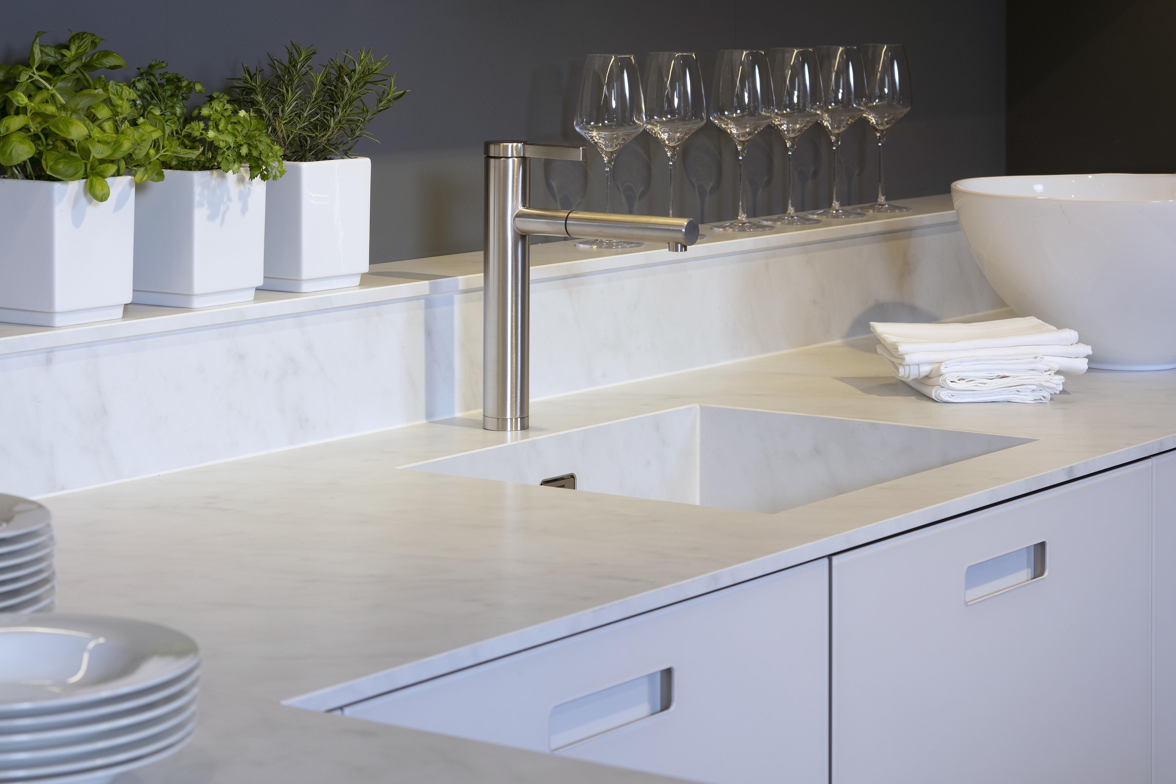 Große_weiße_Küche_mit_großer_Arbeitsfläche