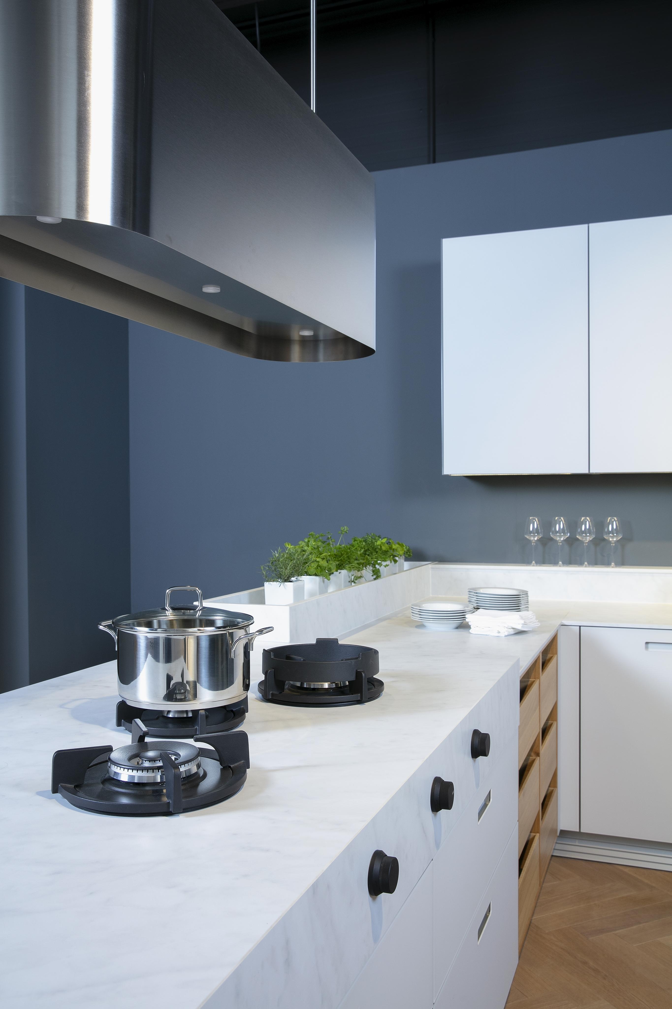 Große_Küche_in_Weiß_mit_Küchenzeile