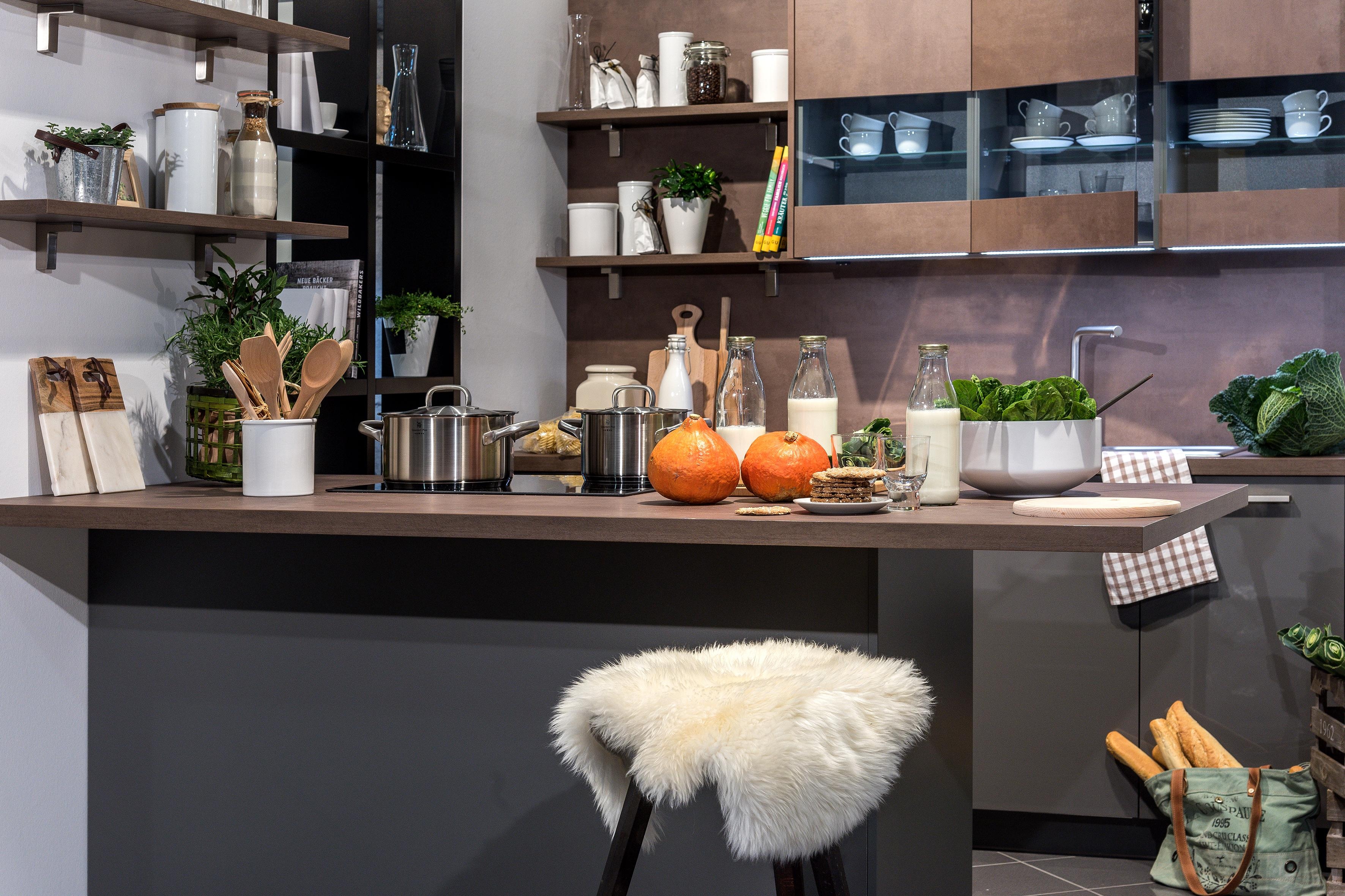 Moderne_Küche_mit_anthrazitfarbener_Front