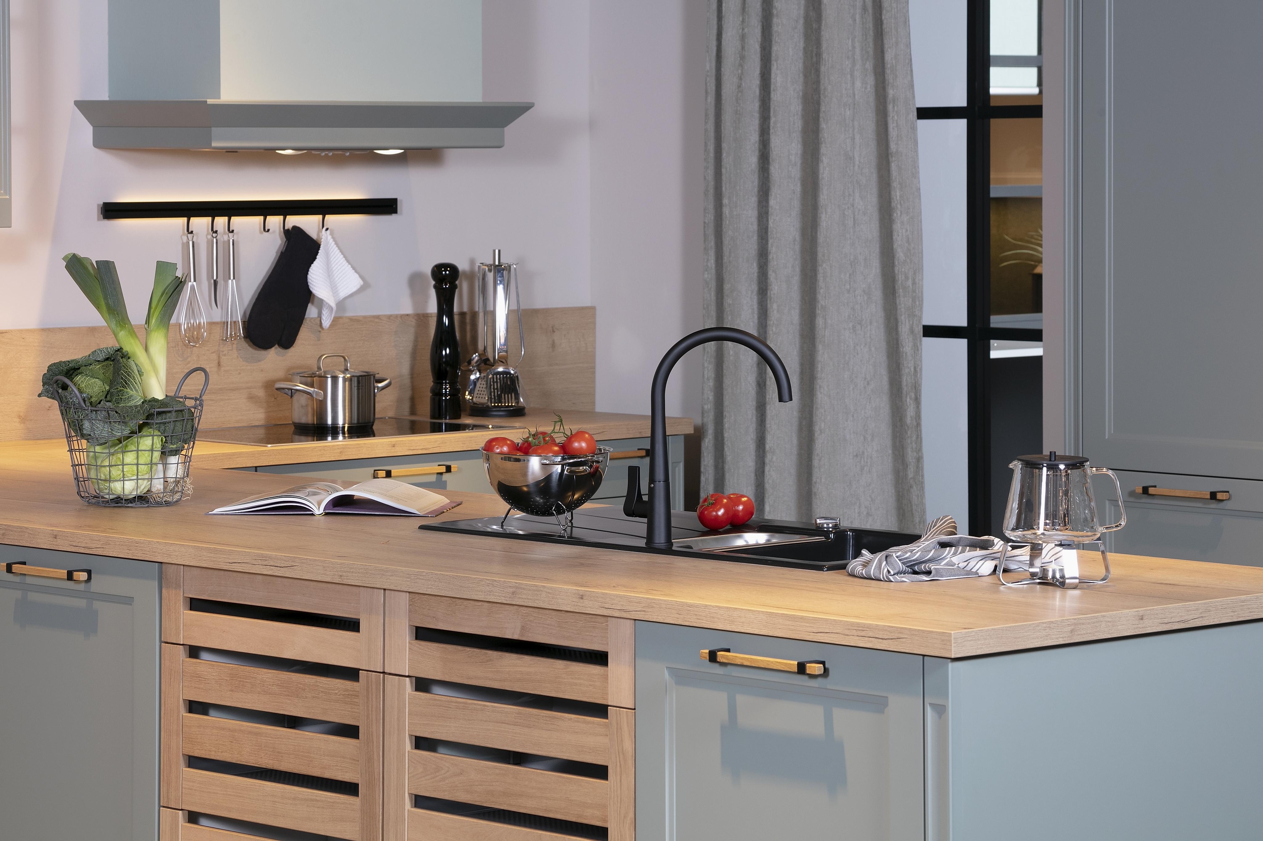 Hellblaue_Landhausküche_mit_Holzgitter_in_der_Kücheninsel