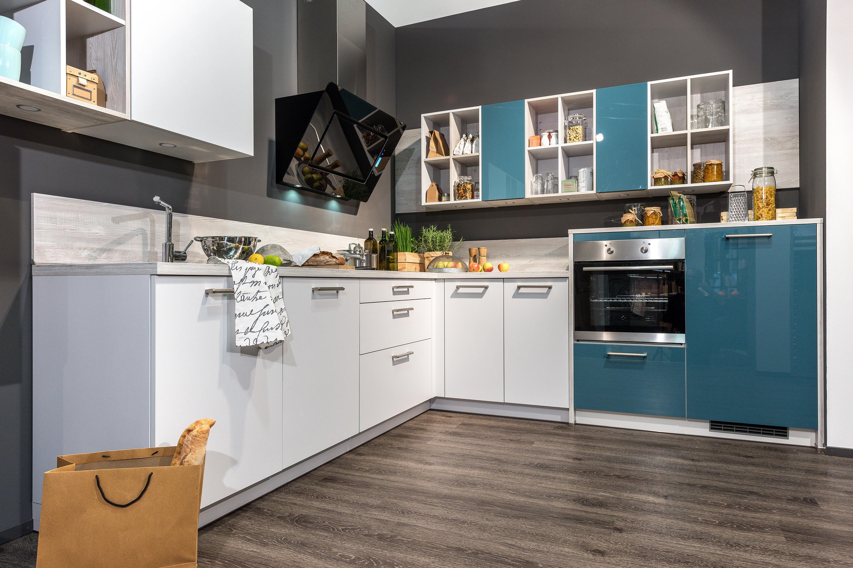 Weiße_Lackküche_mit_türkisen_Fronten
