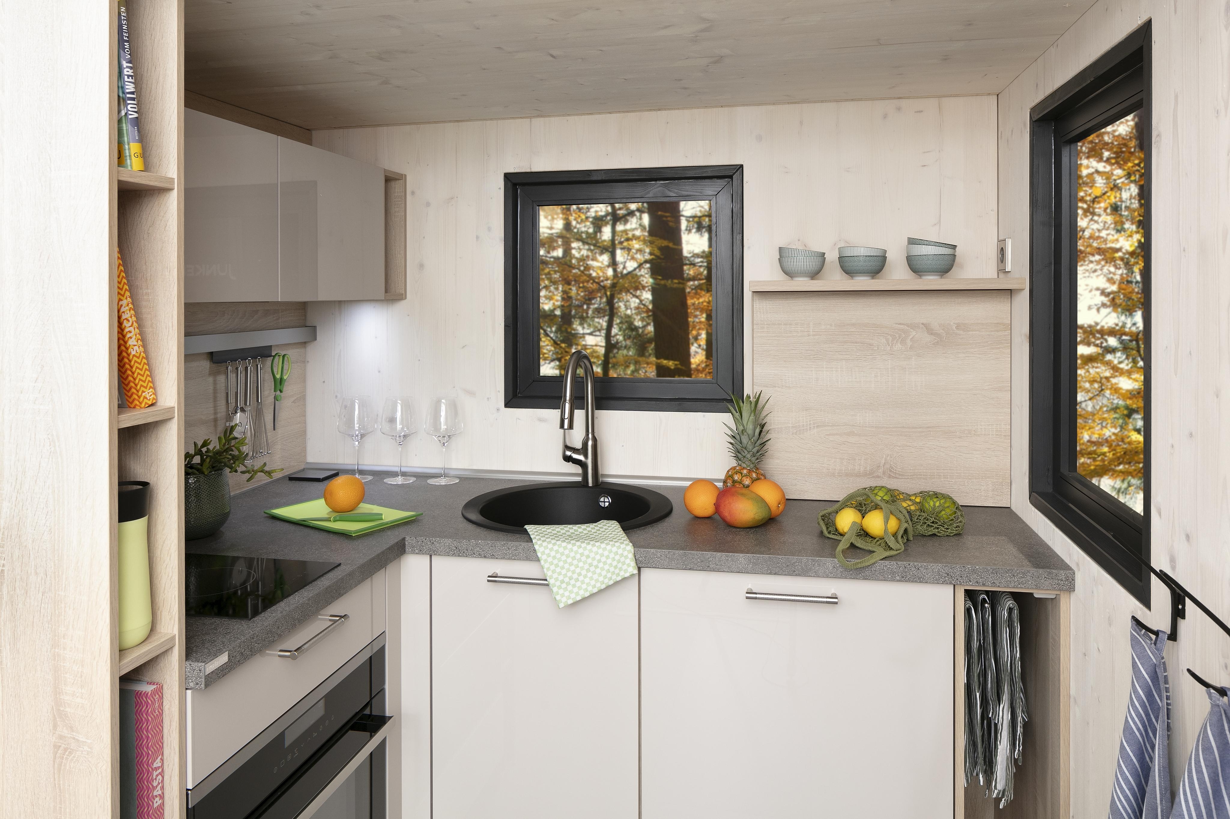 Weiße_moderne_Küche