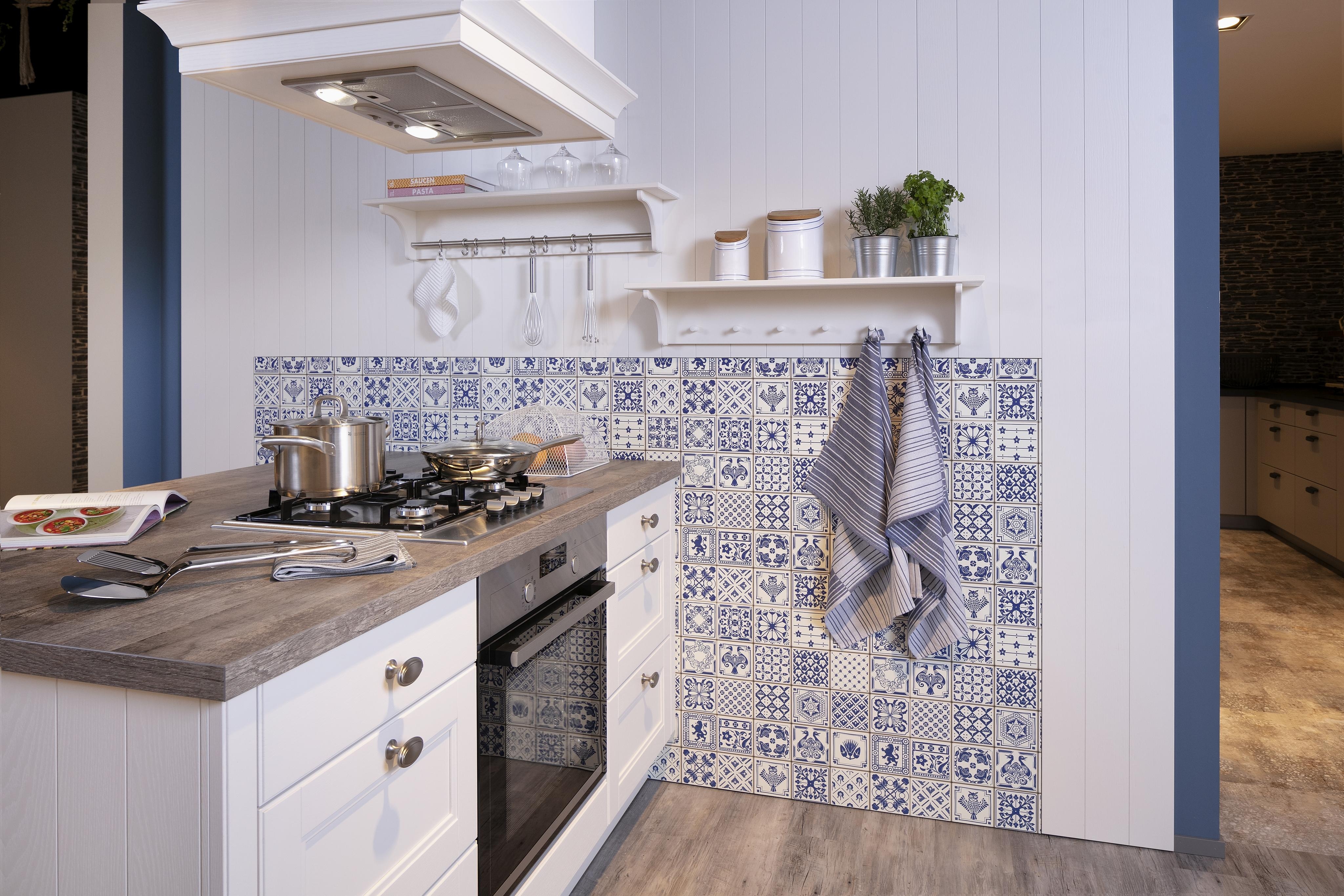 Landhausküche_mit_Knopfgriffen_und_weiß-blauen_Fliesen