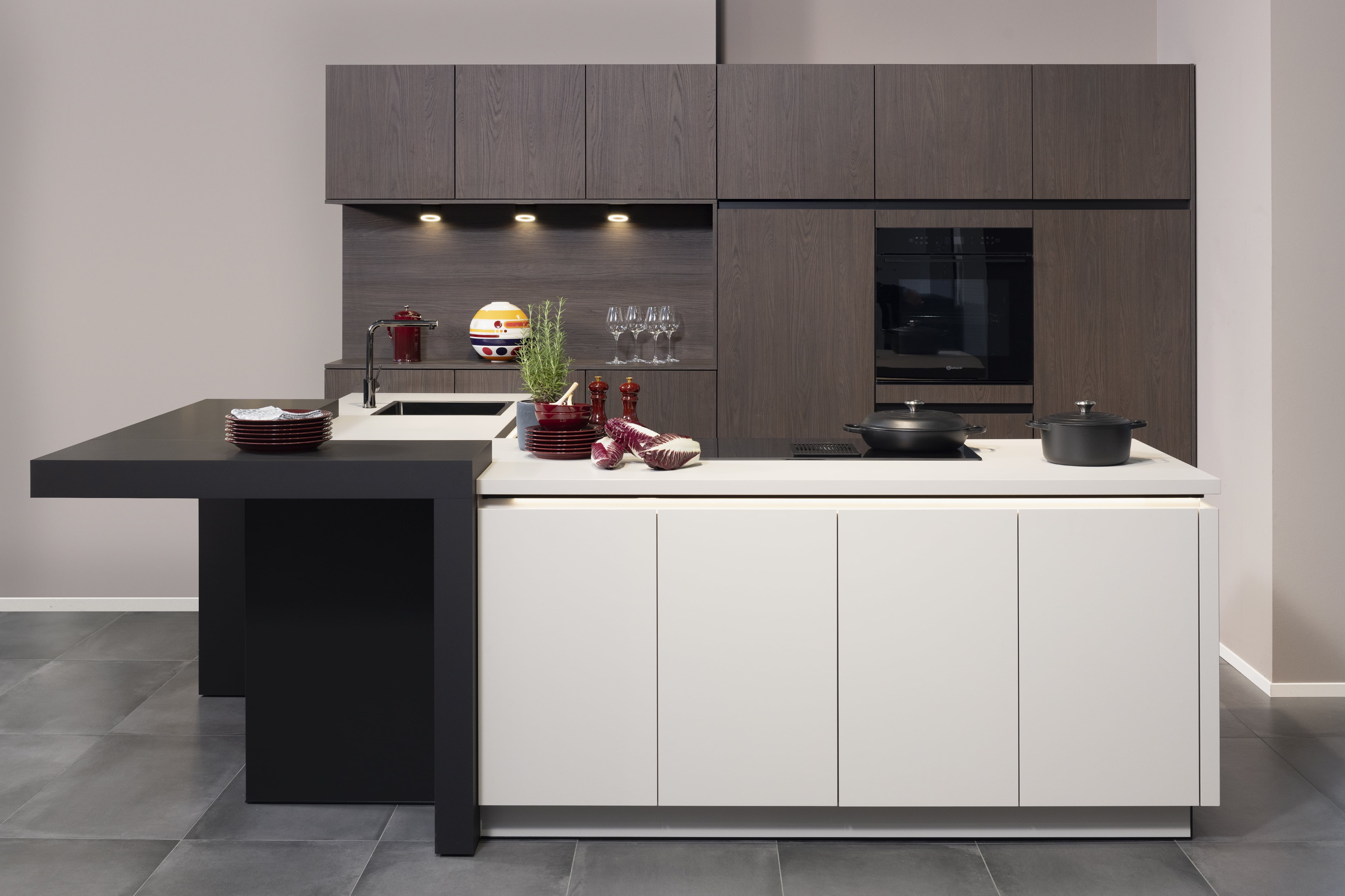 Küche_von_Artego_in_Schwarz-Weiß_mit_Kücheninsel