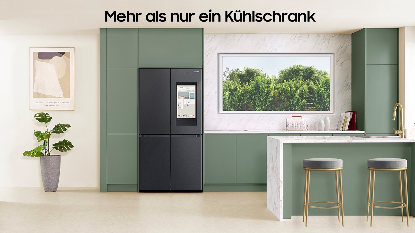 Moderne Küche mit grünen Fronten und integriertem Side-by-side-Kühlschrank mit Display unter der Überschrift "Mehr als nur ein Kühlschrank"