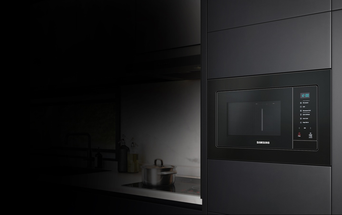 Abgedunkelter Ausschnitt aus Küche anthrazit mit Fokus auf Samsung Einbau-Mikrowelle