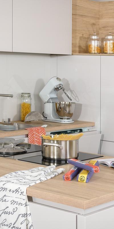 Weiße_Küche_mit_heller_Holzarbeitsplatte