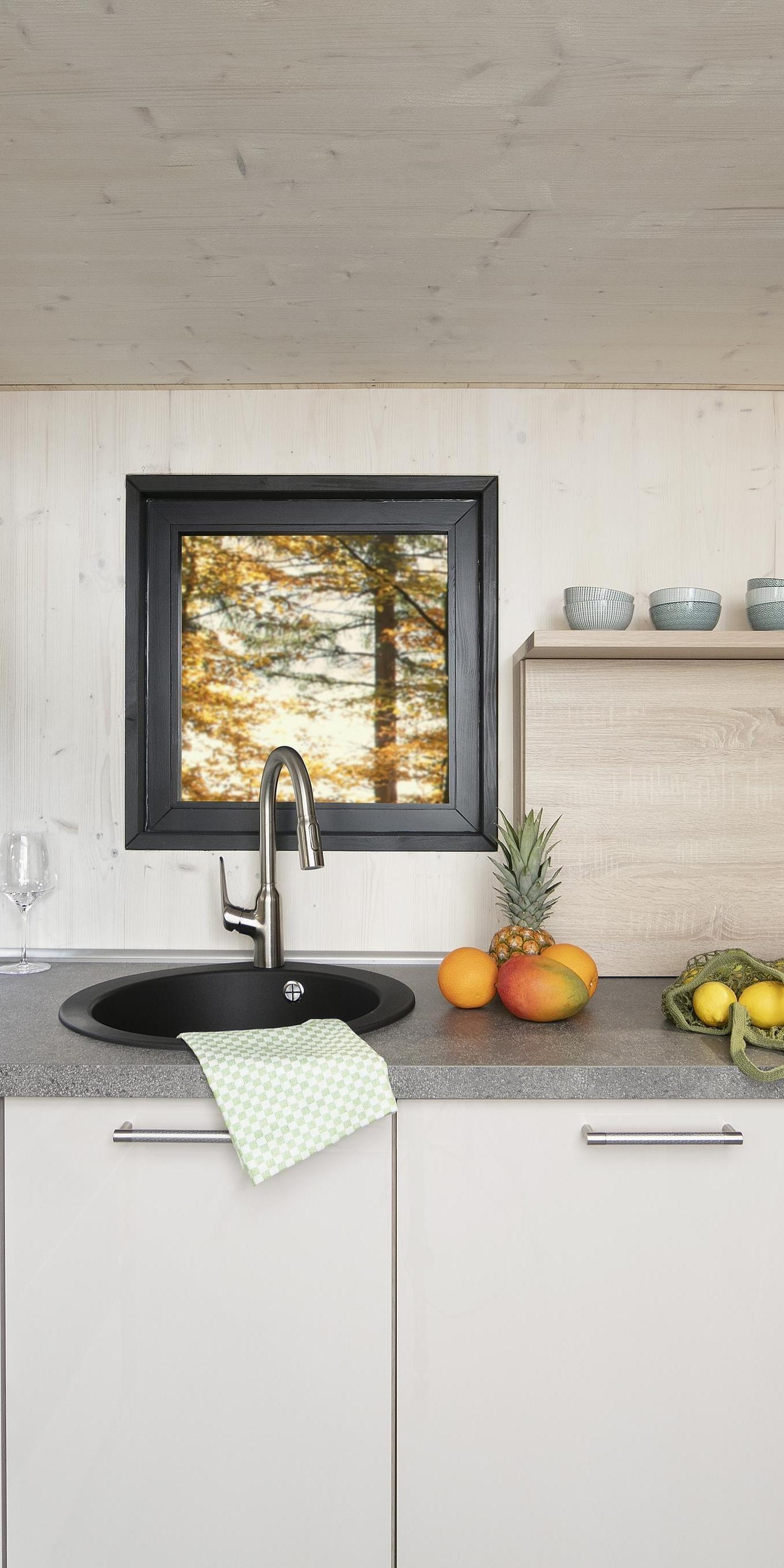 Moderne_helle_küche_mit_Arbeitsplatte_in_Marmor-Optik