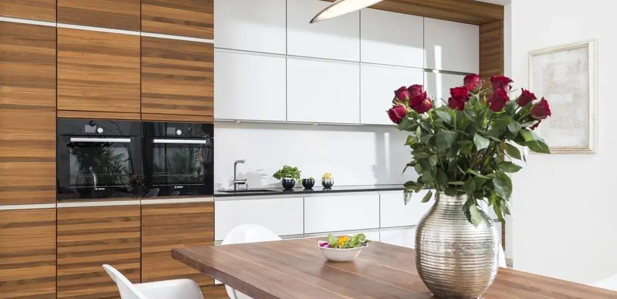 Raumhohe_Ausstellungsküche_mit_viel_Stauraum