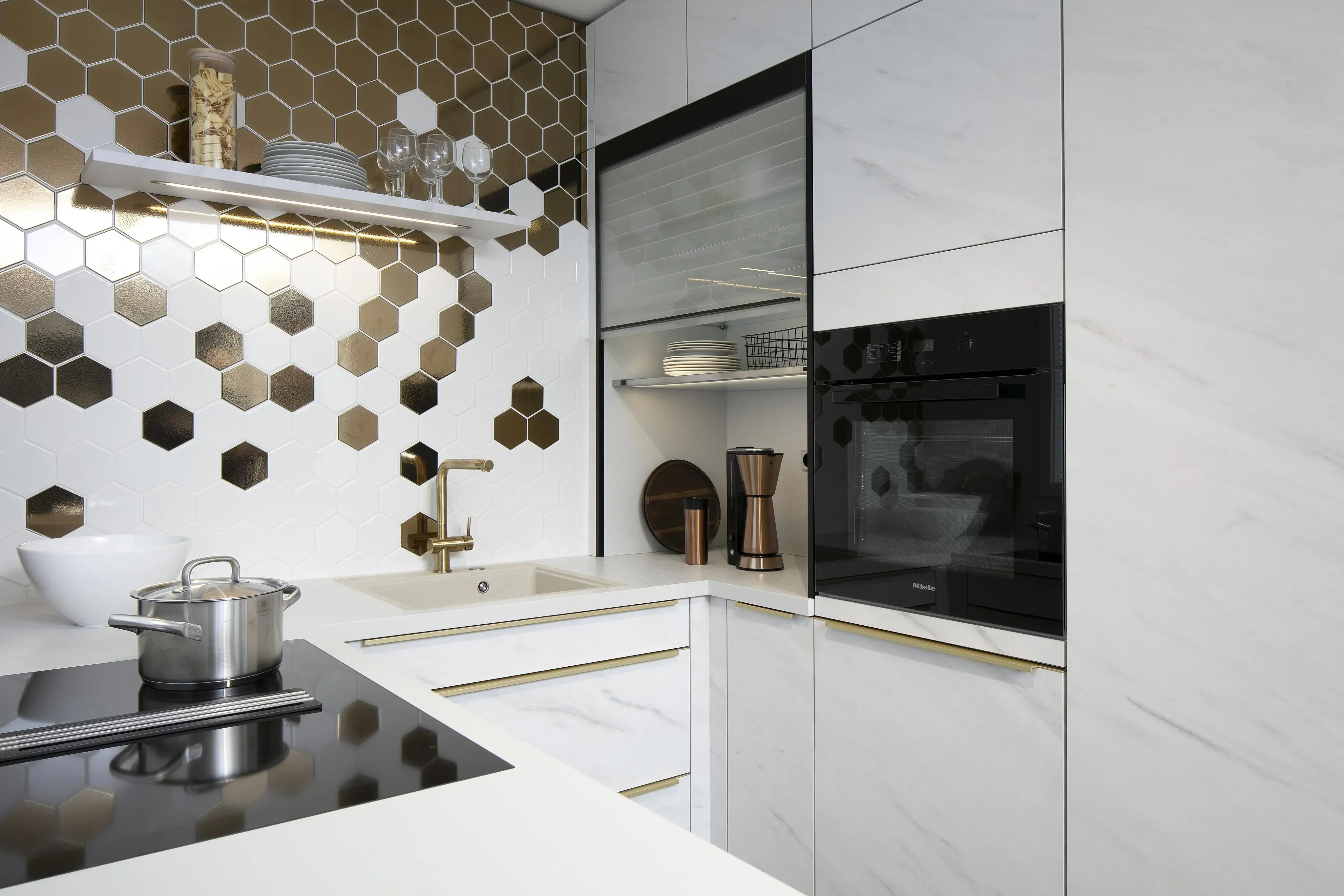 Designküche_mit_weißer_Front_und_silber-weißen_Fliesen