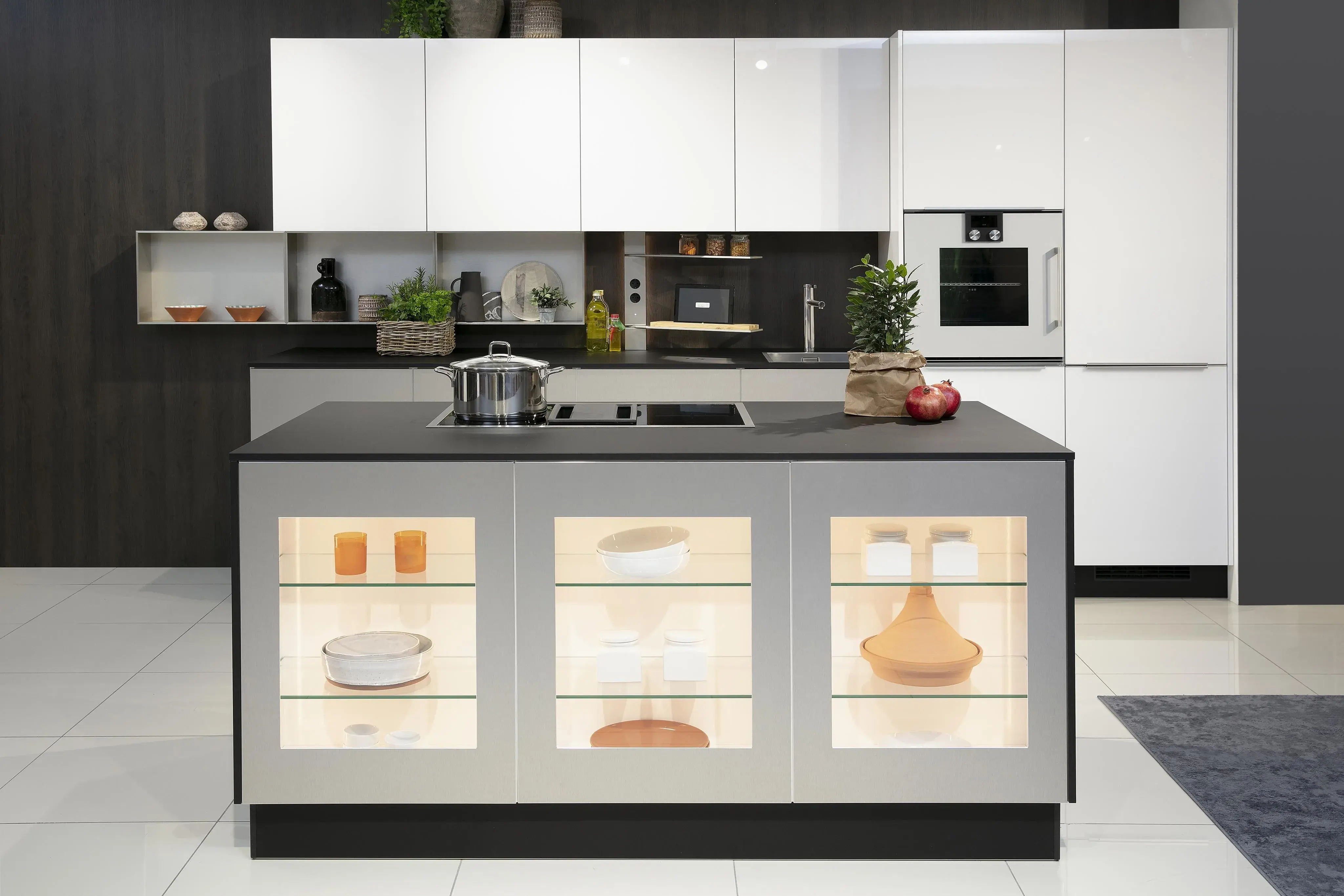 Weiße_Küche_mit_dunkler_Arbeitsplatte