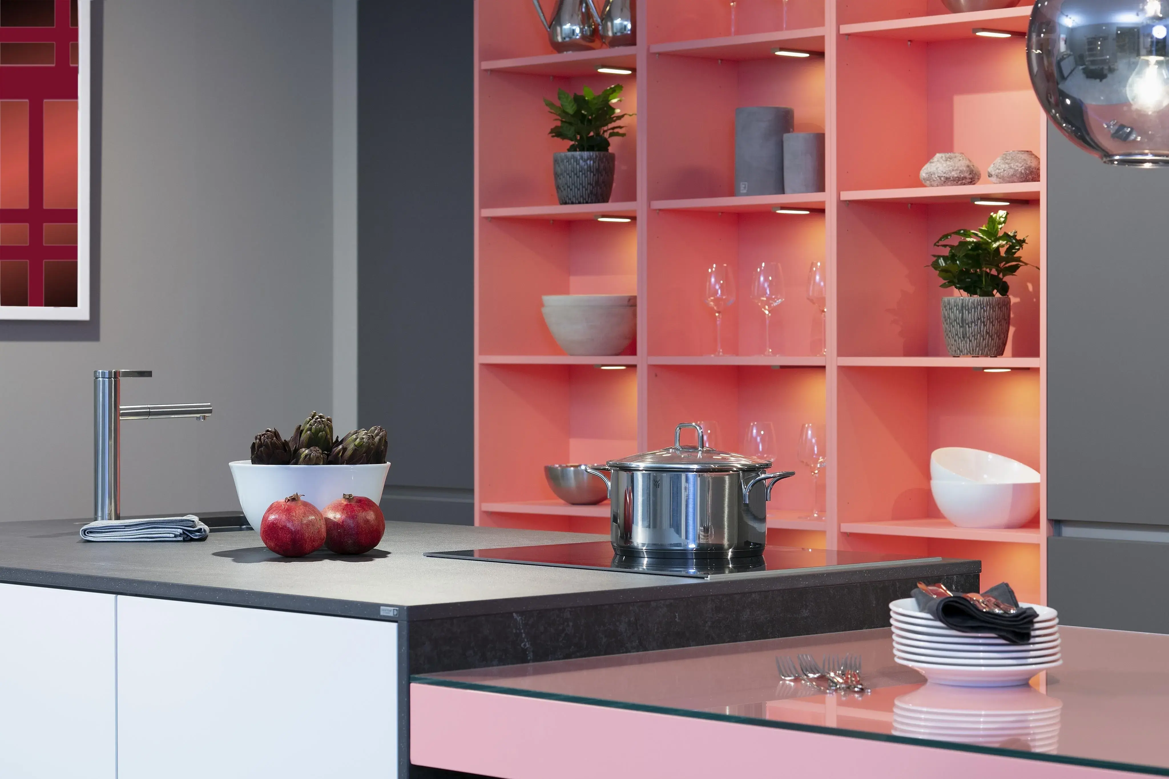 Küche_mit_rosa_Regal_originell_exklusiv