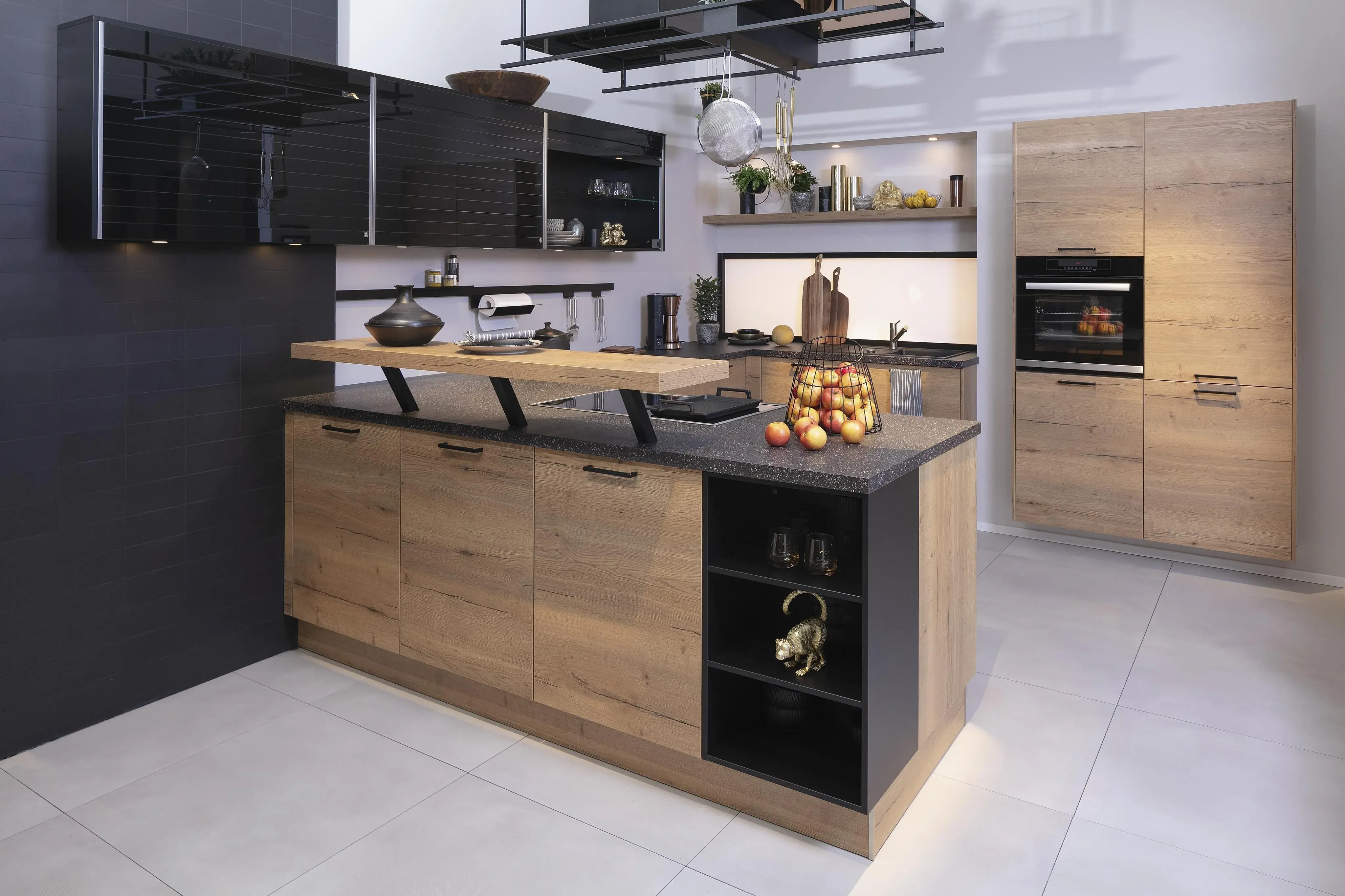 Küche_mit_schwarzen_Lackfronten_und_Holzfronten