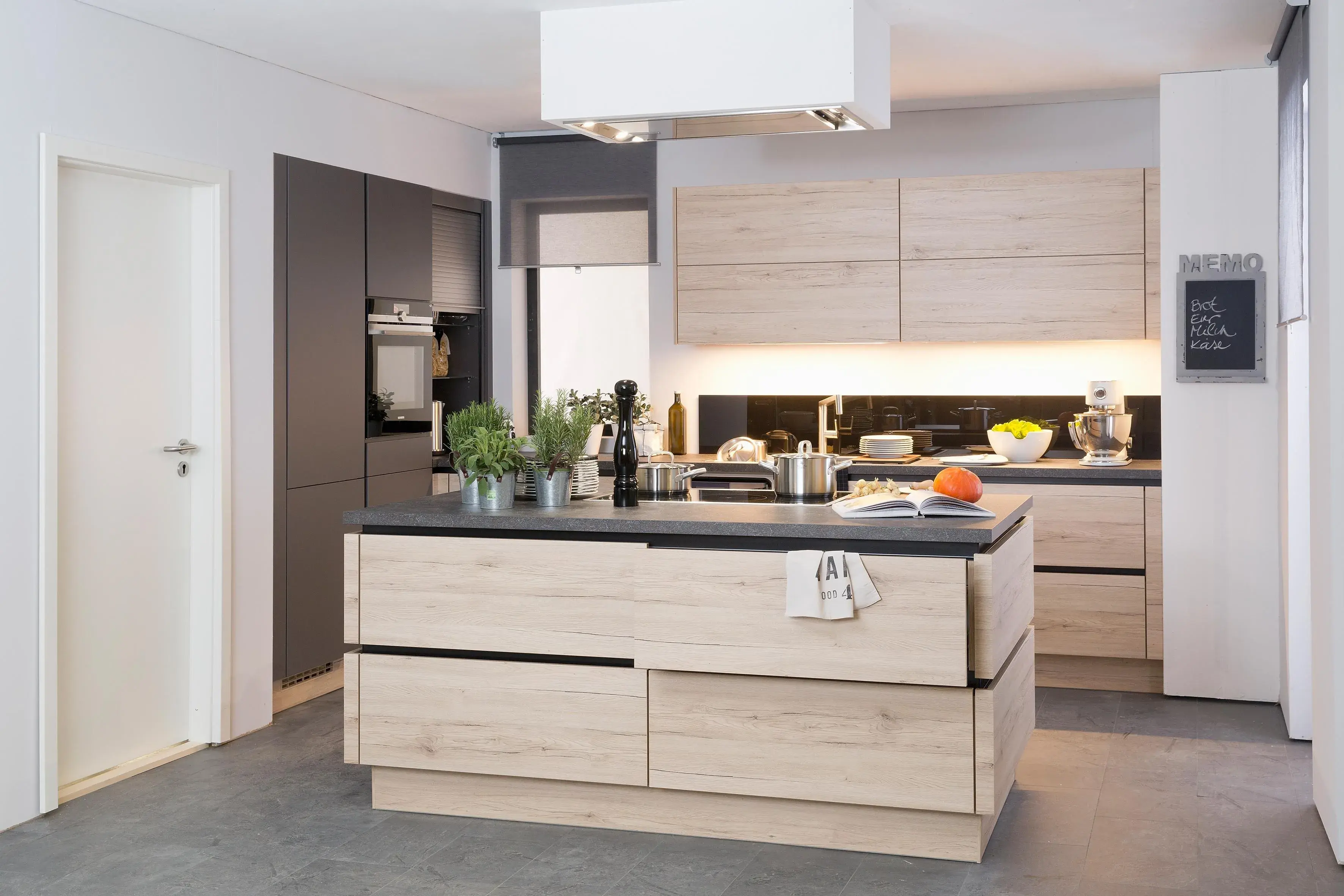 Helle Küche mit holzfarbenen Fronten und