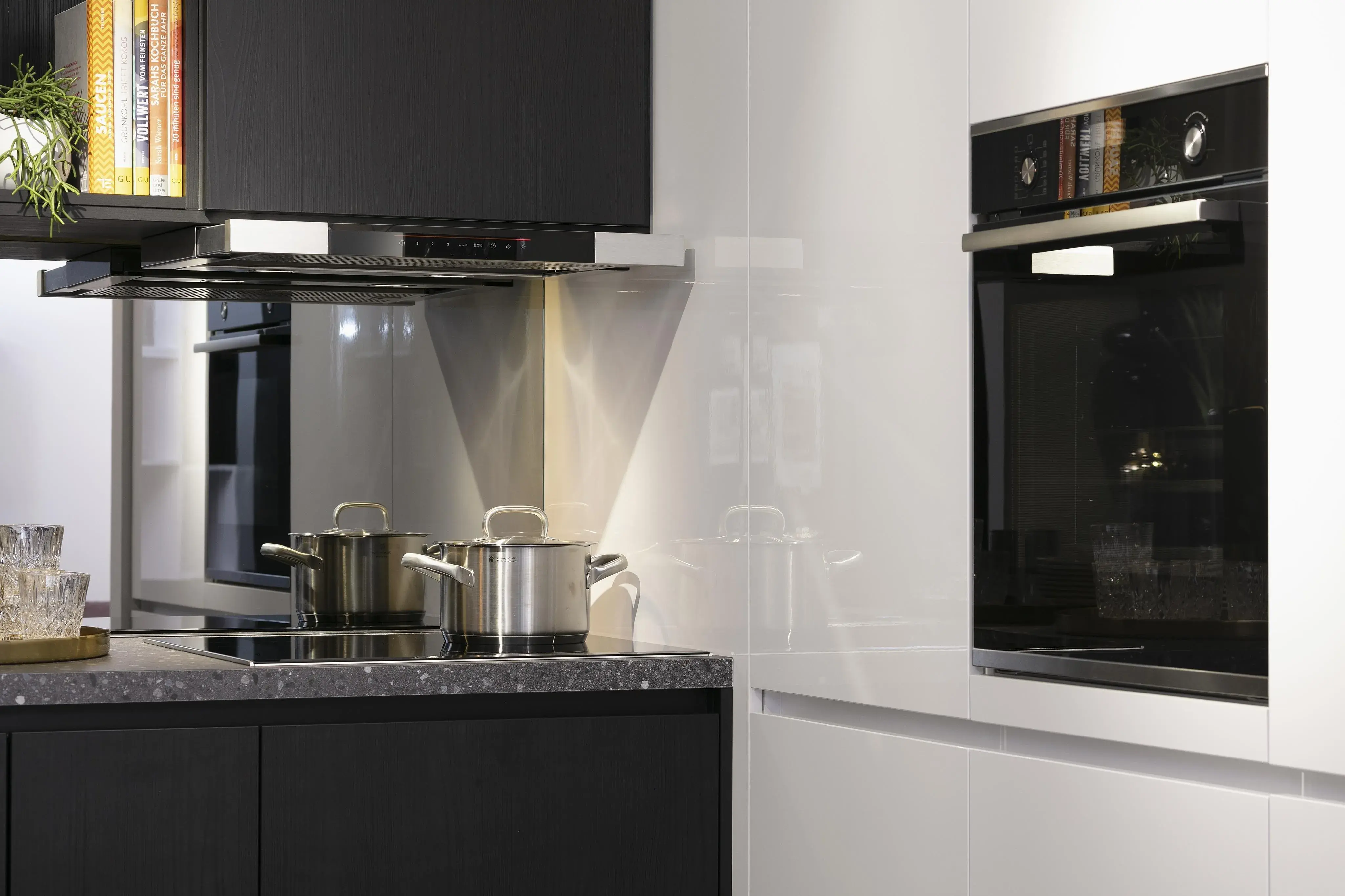 Dunkle_Küche_mit_Arbeitsplatte_in_Marmor