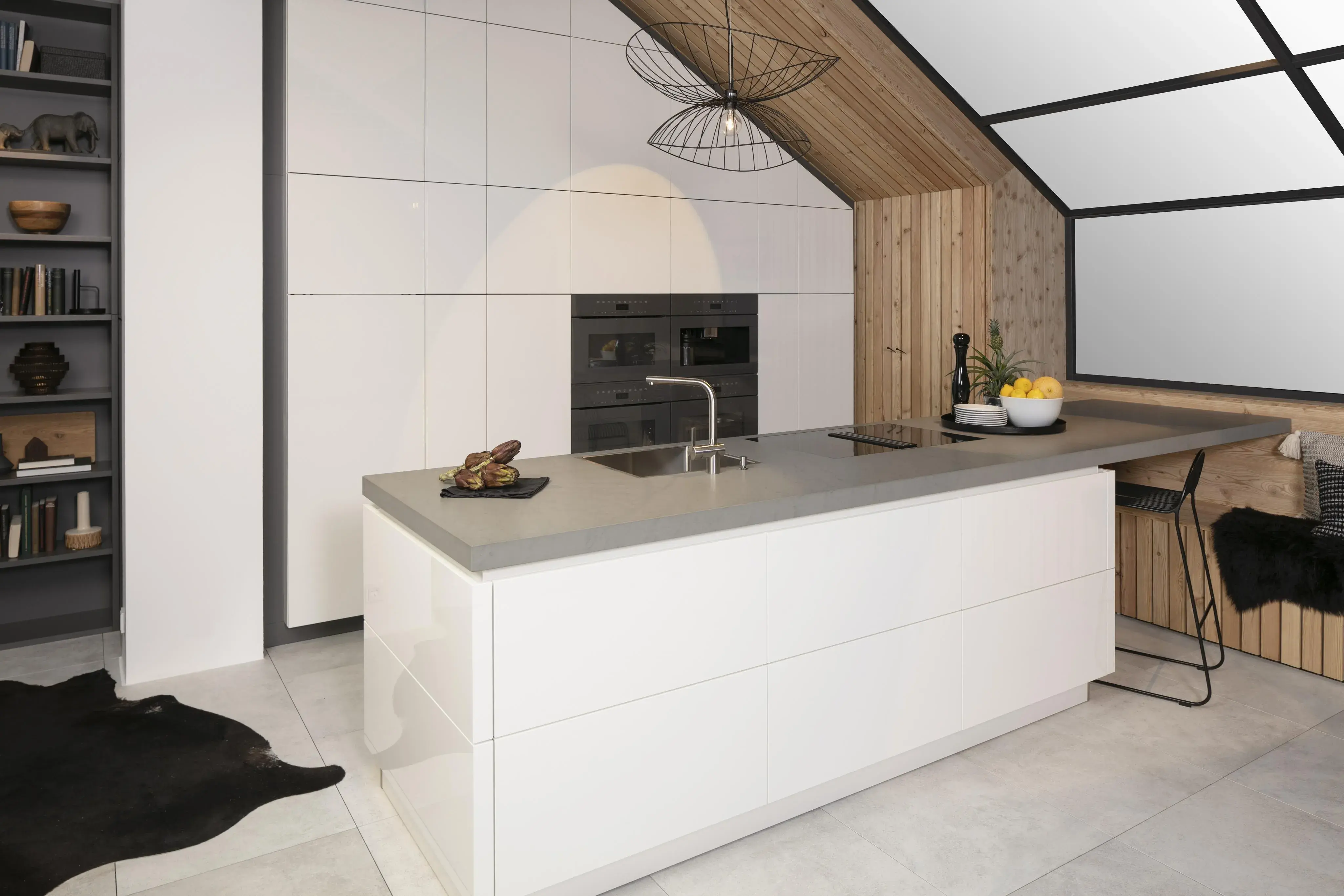 Küche_in_weiß_modern_mit_integrierter_Dachschräge