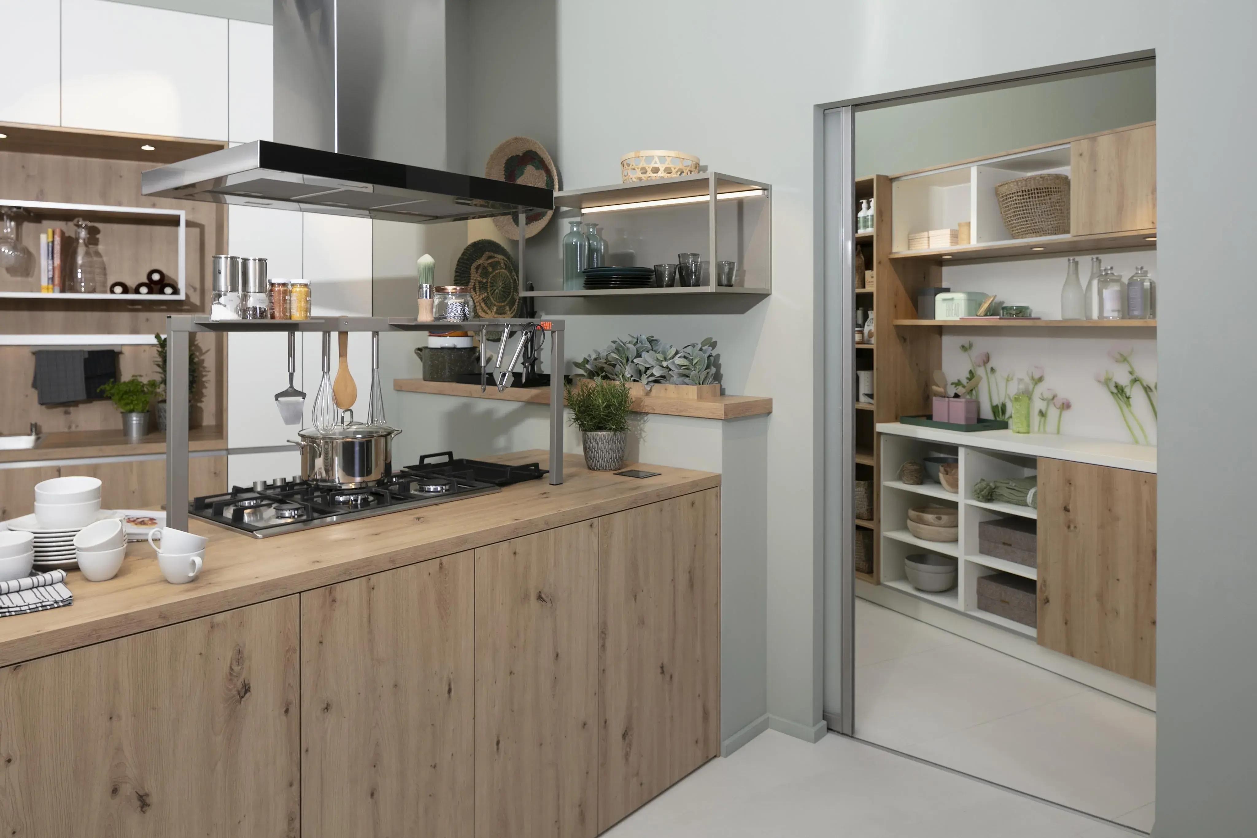 Küche_mit_Holzstruktur-Fronten_und_weißen_Schränken