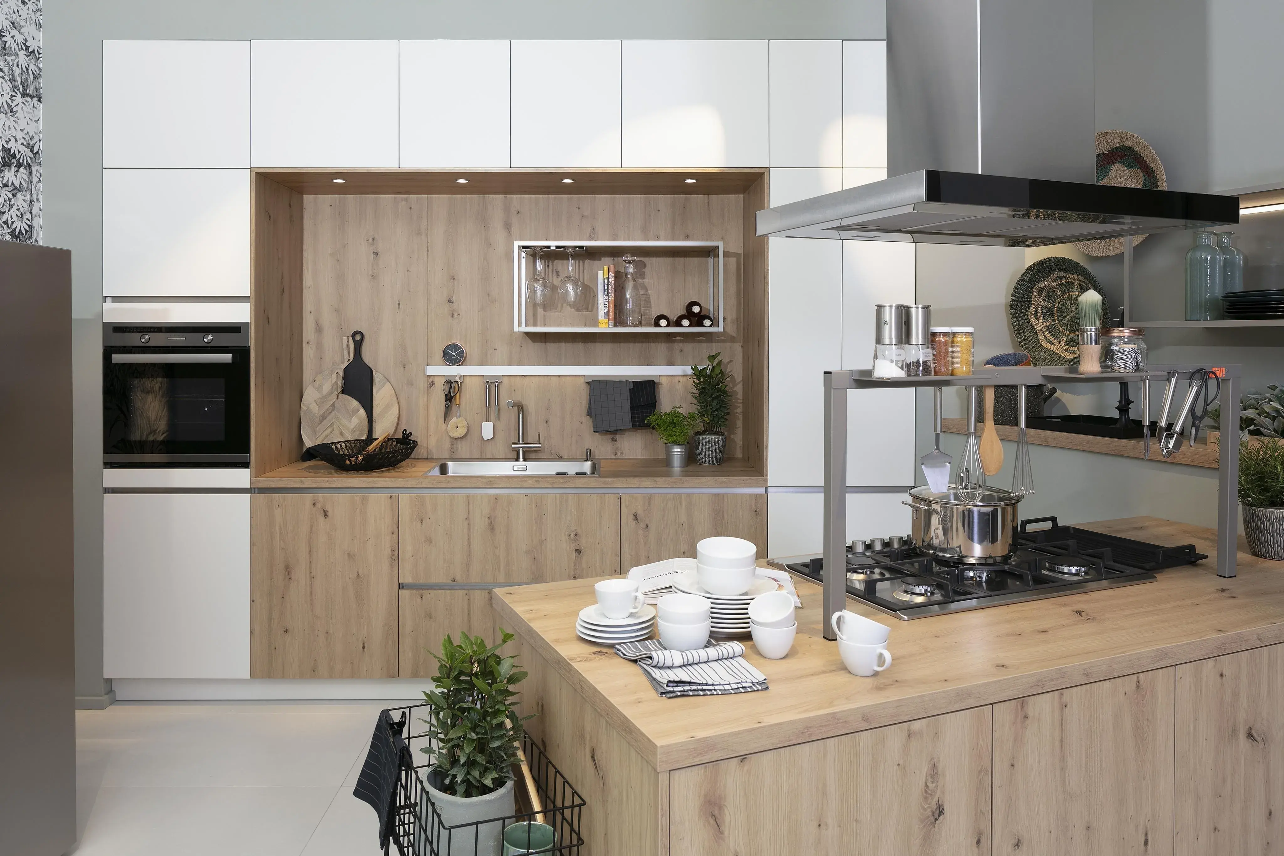 Küche_mit_Dunstabzug_über_Kochstelle_und_Regal