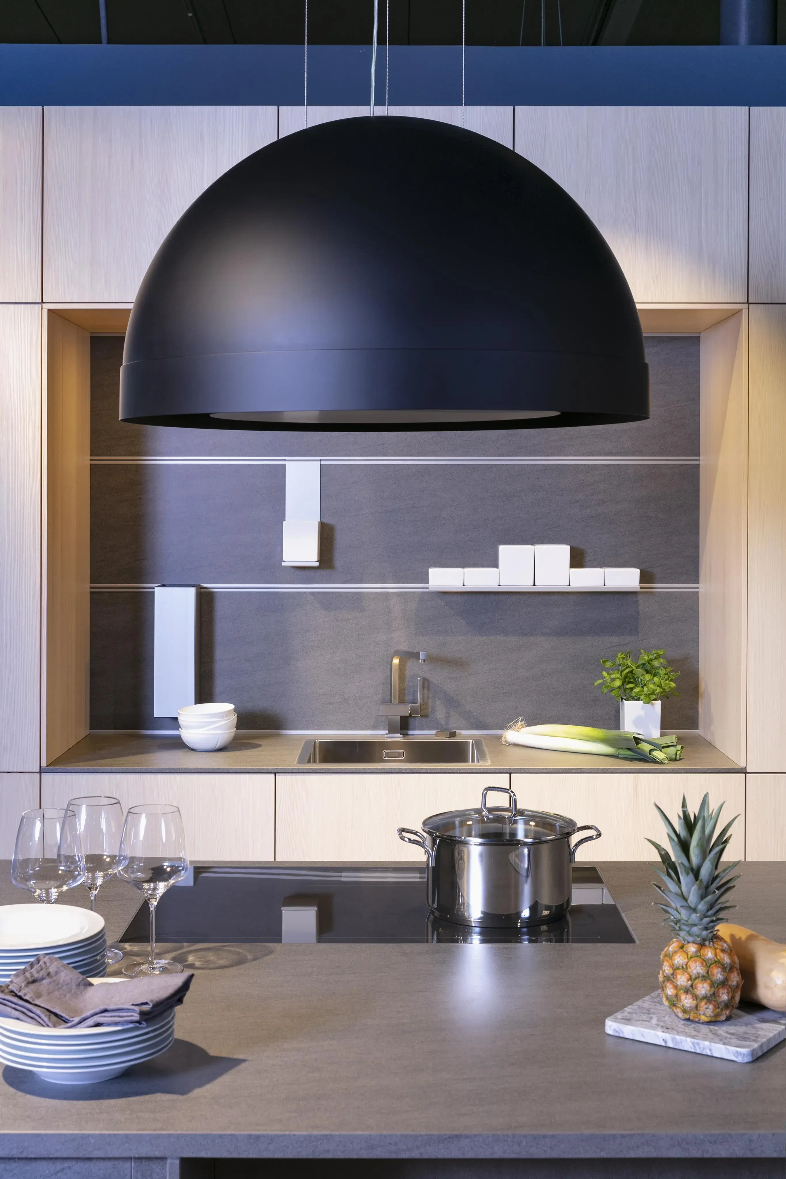 Designerküche_mit_großer_Lampe