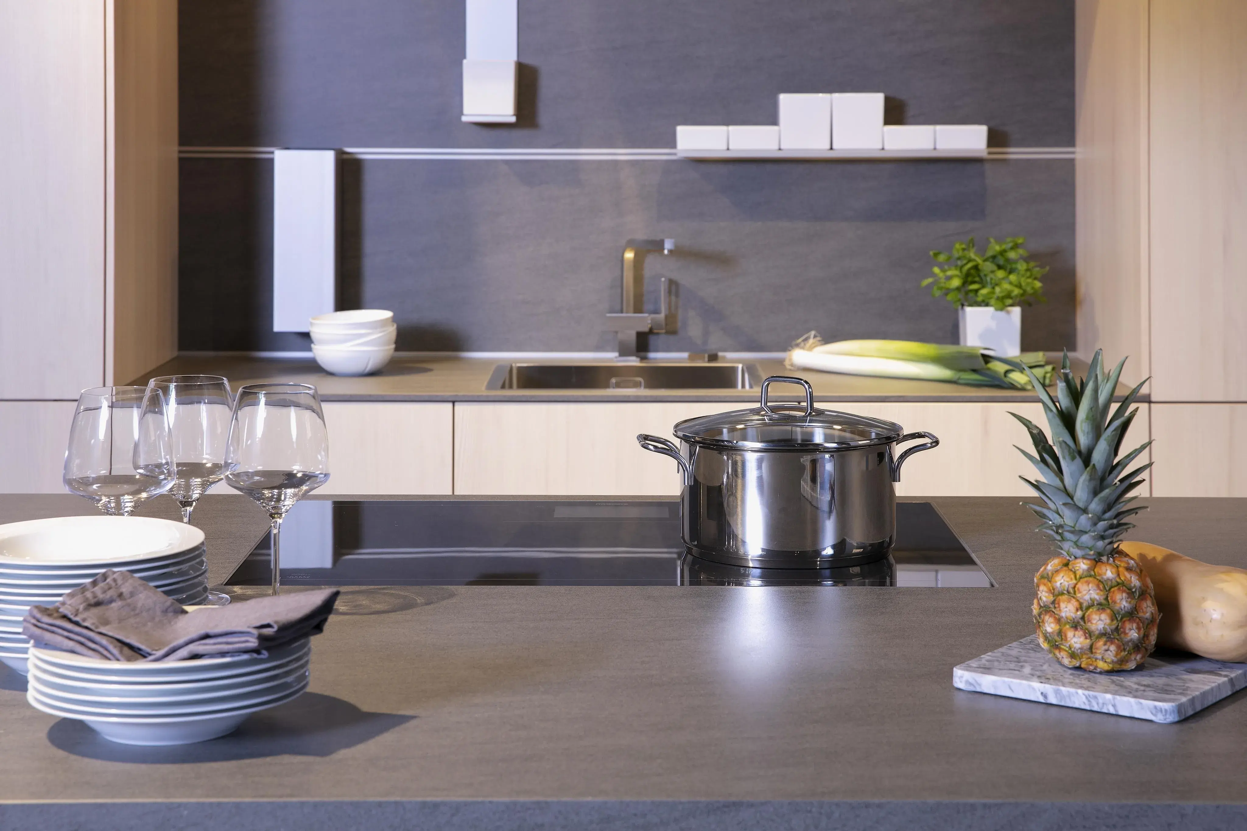 Moderne_Küche_mit_Leisten_für_Küchenutensilien