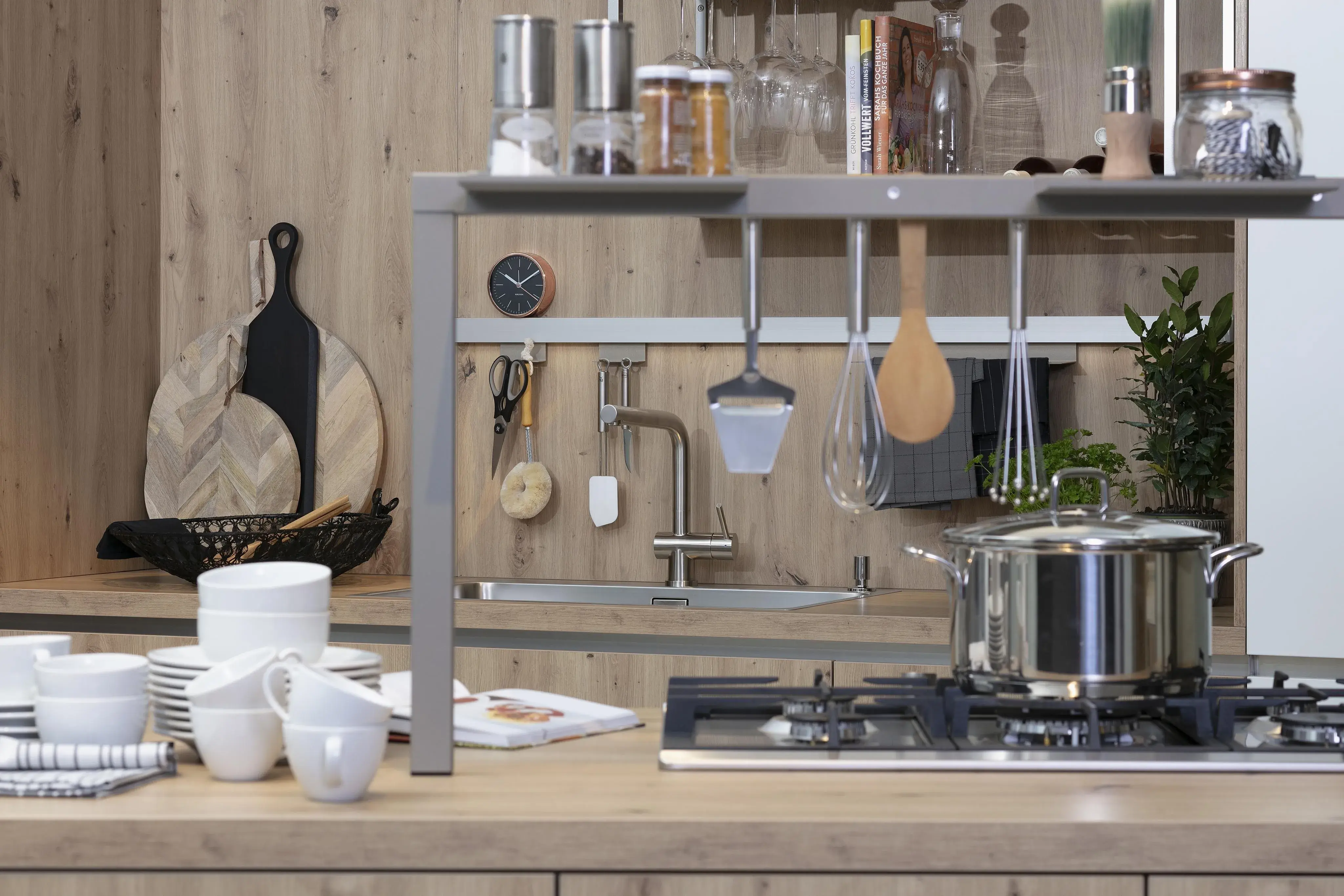 Moderne_Küche_mit_Regalen_für_Stauraum