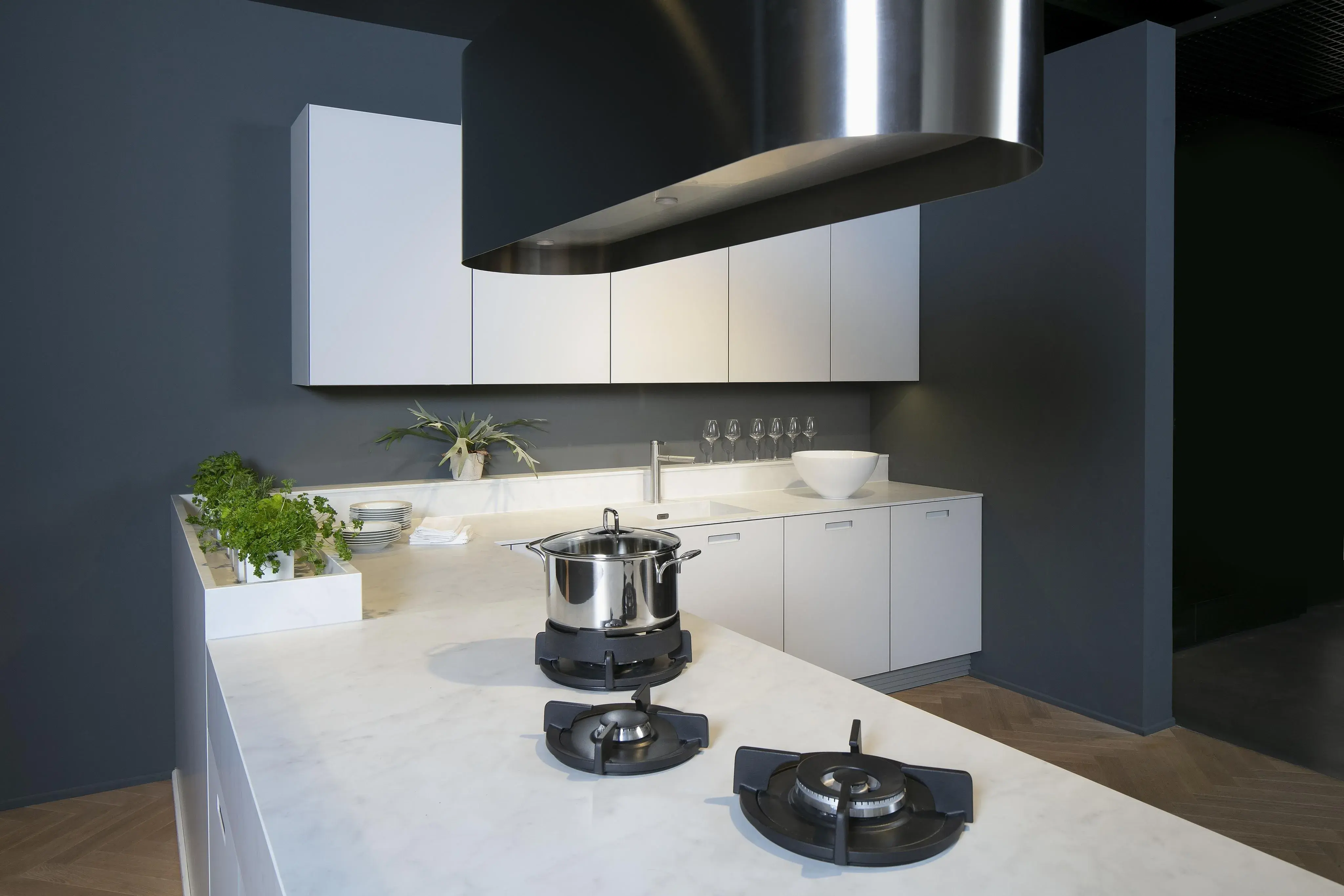 Helle_Küche_mit_Edelstahl-Abzugshaube