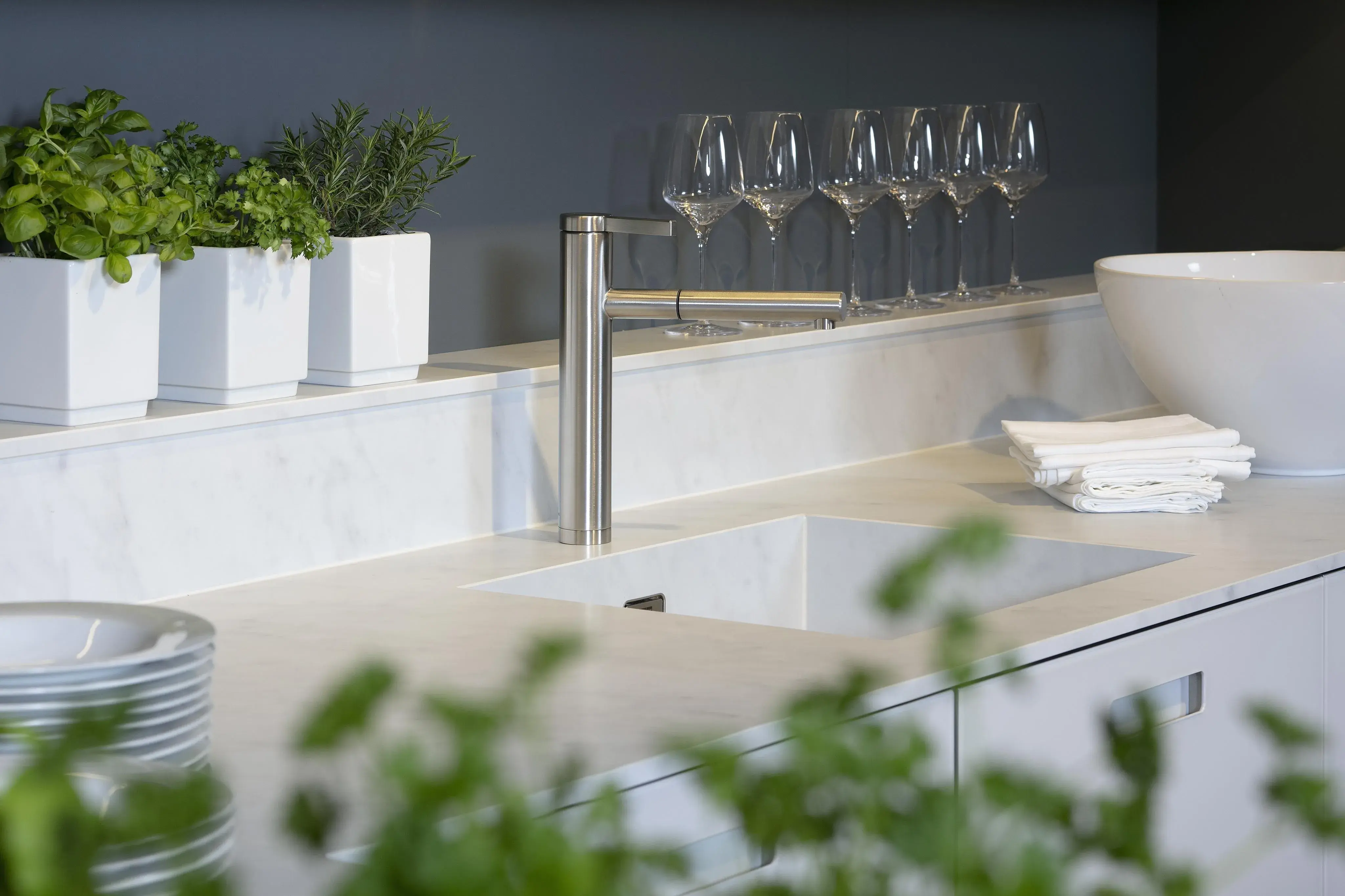 Weiße_Küche_mit_viel_Abstellmöglichkeit