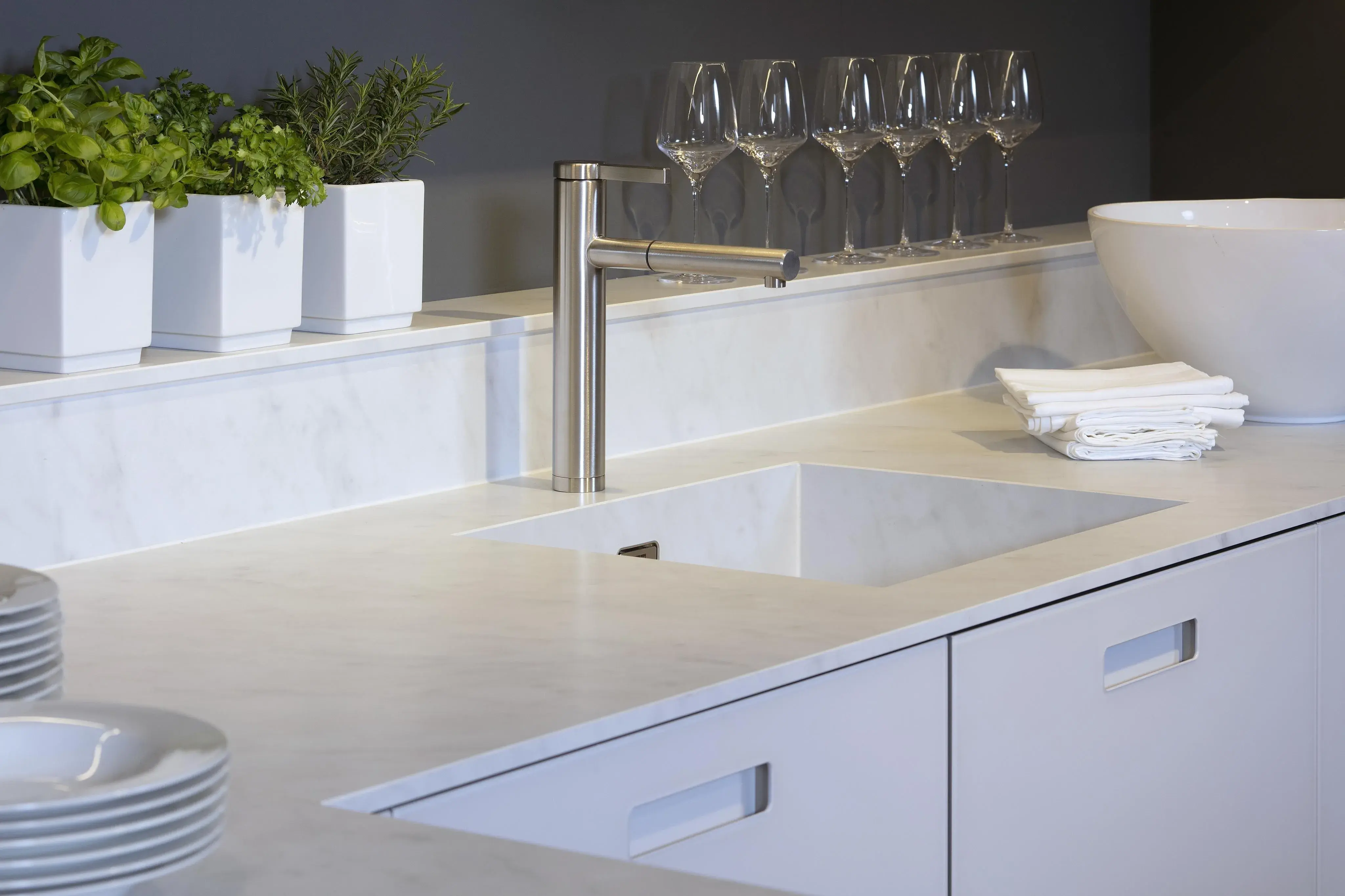 Große_weiße_Küche_mit_großer_Arbeitsfläche