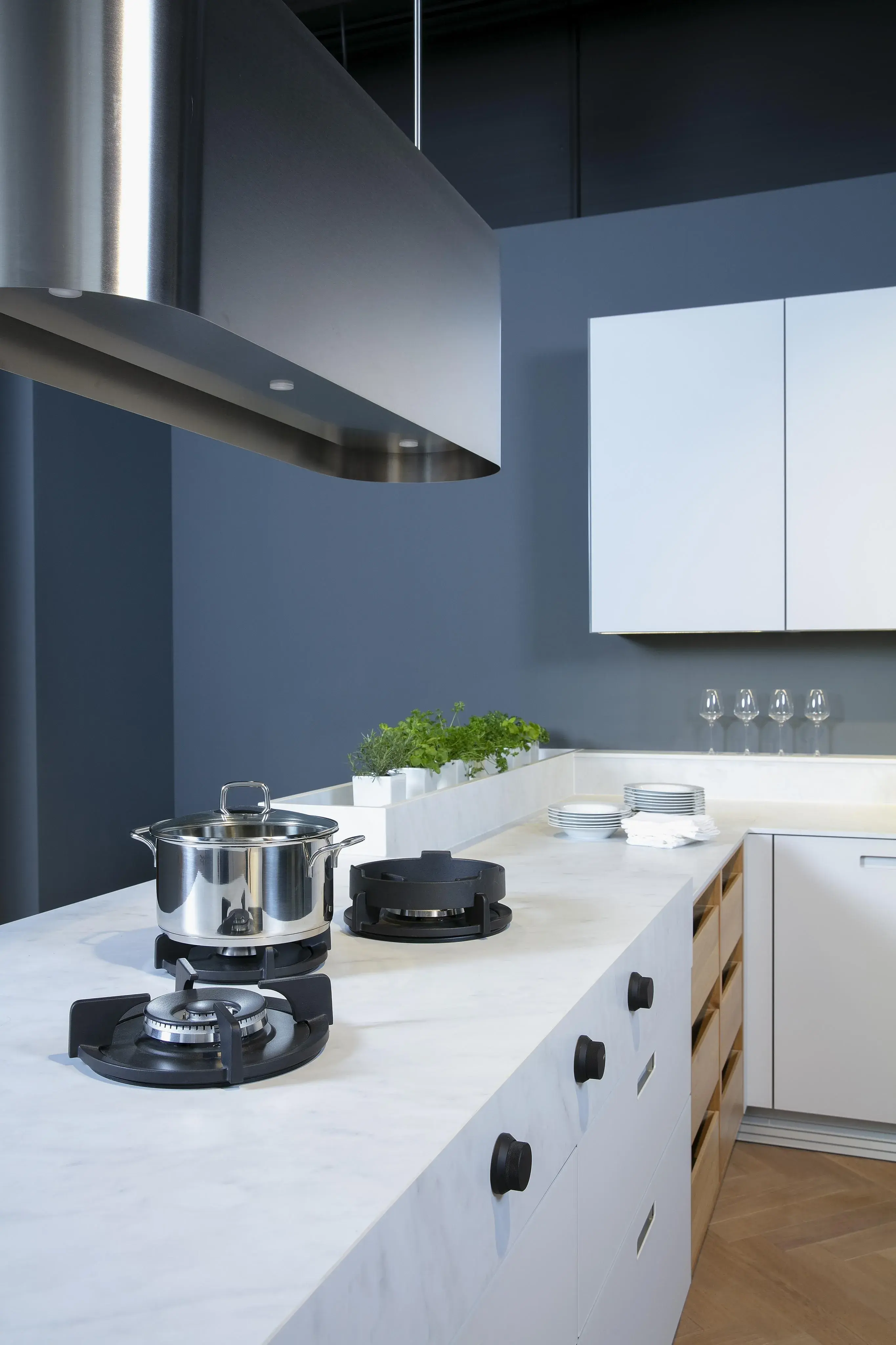 Große_Küche_in_Weiß_mit_Küchenzeile