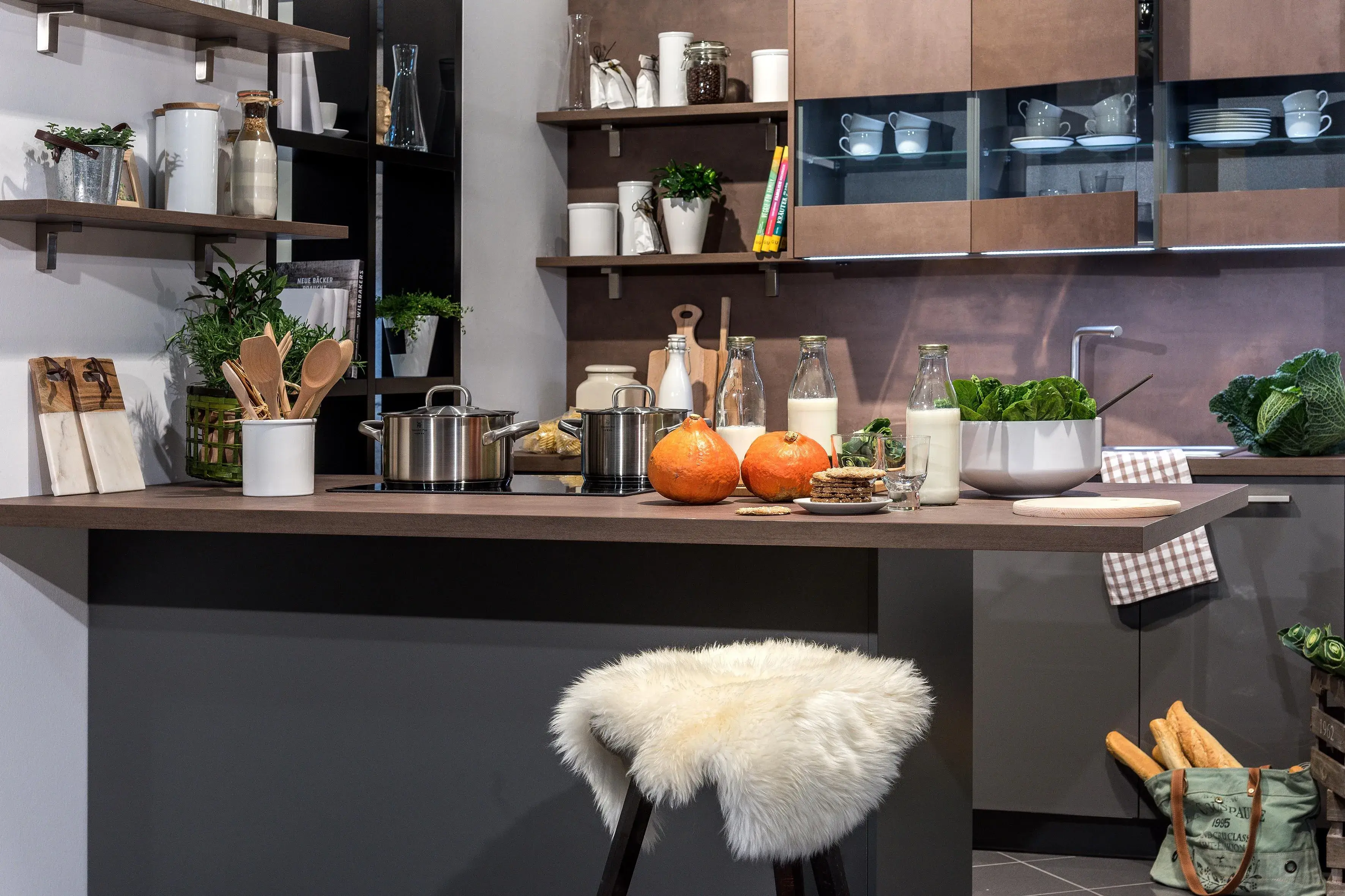 Moderne_Küche_mit_anthrazitfarbener_Front