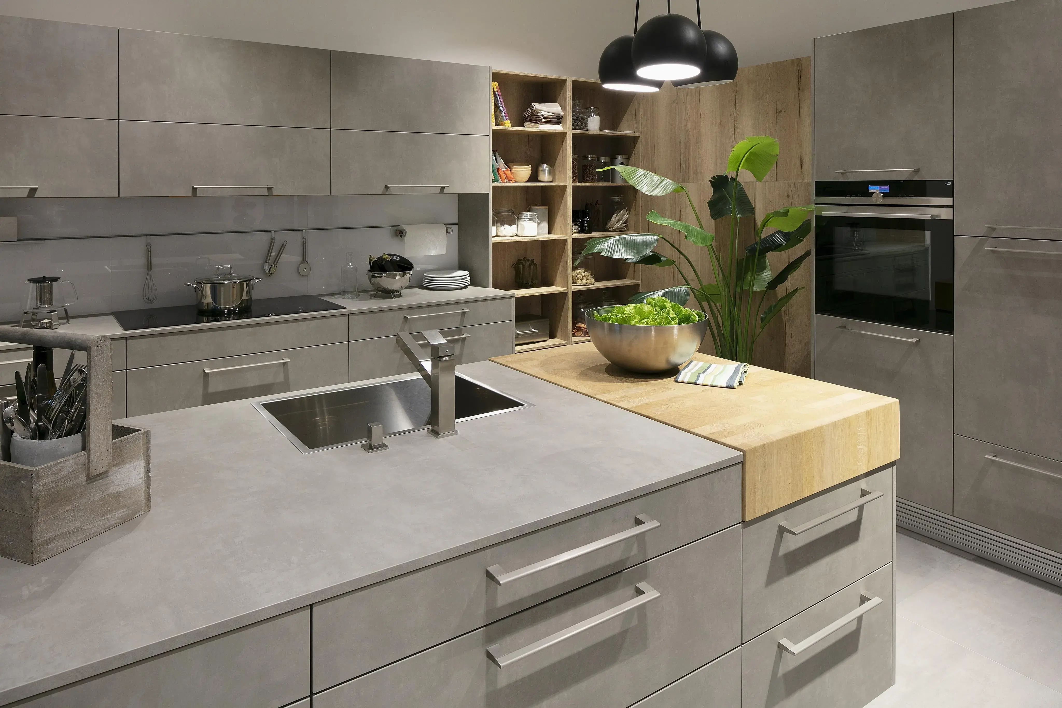 Hellgraue_große_Küche