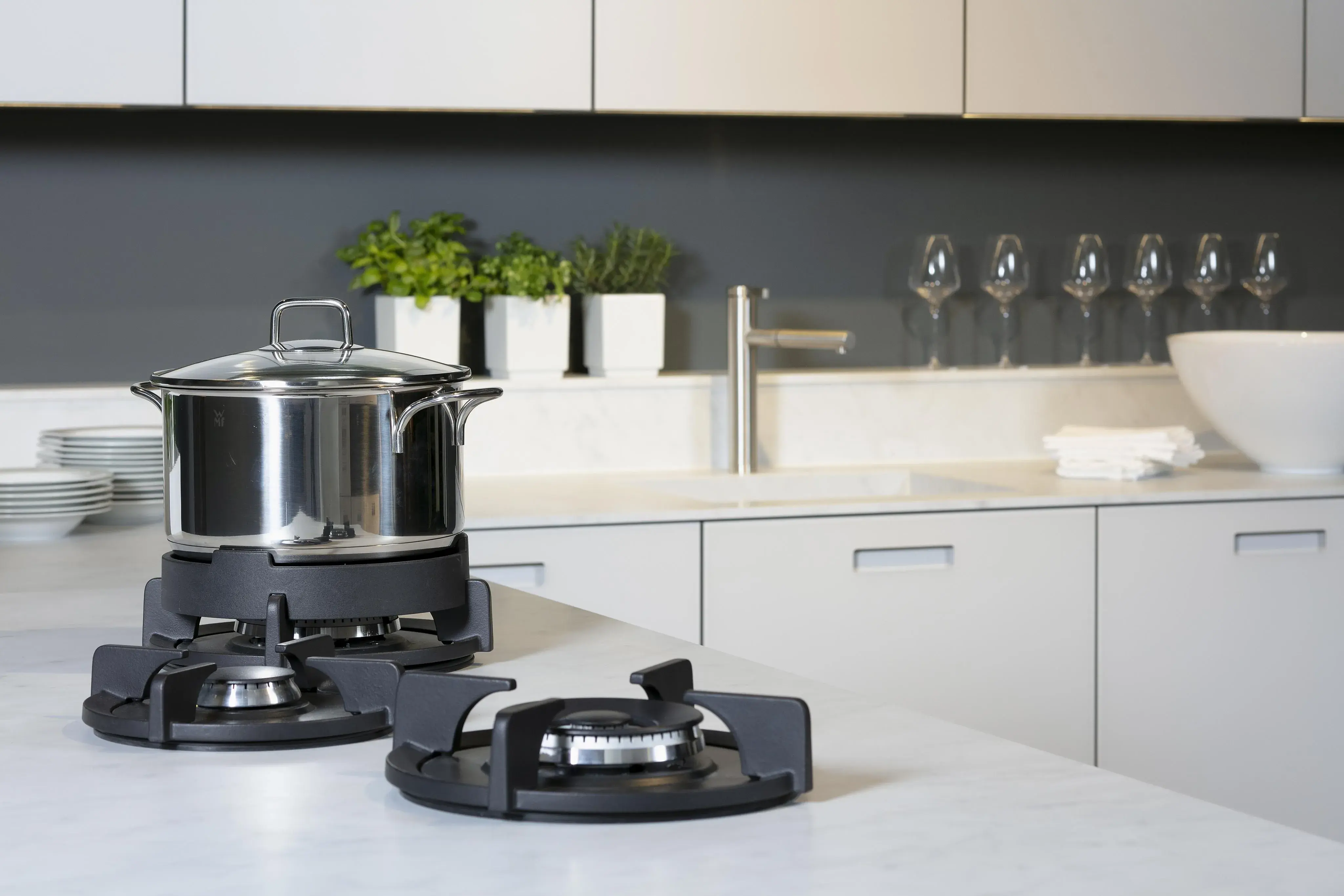 Weiße_großräumige_Küche