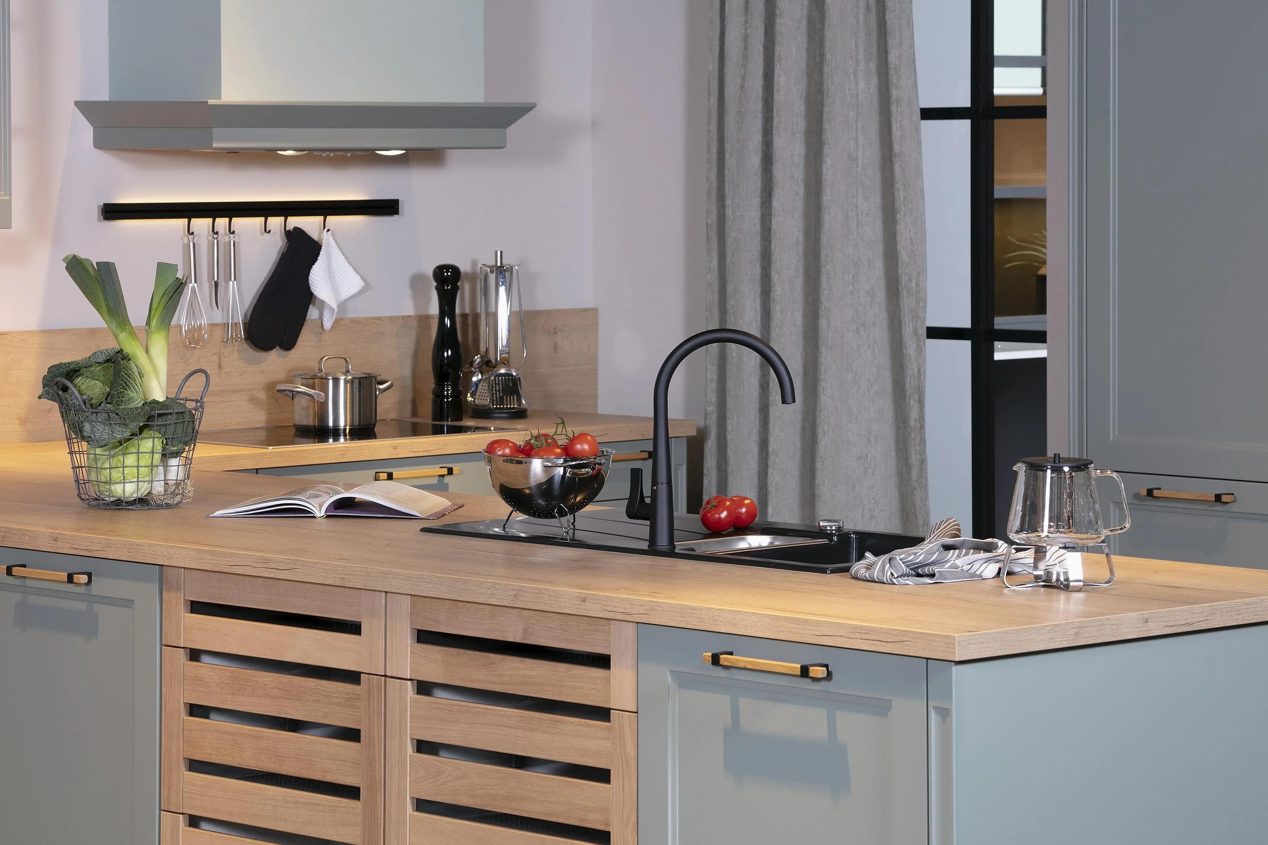 Hellblaue_Landhausküche_mit_Holzgitter_in_der_Kücheninsel