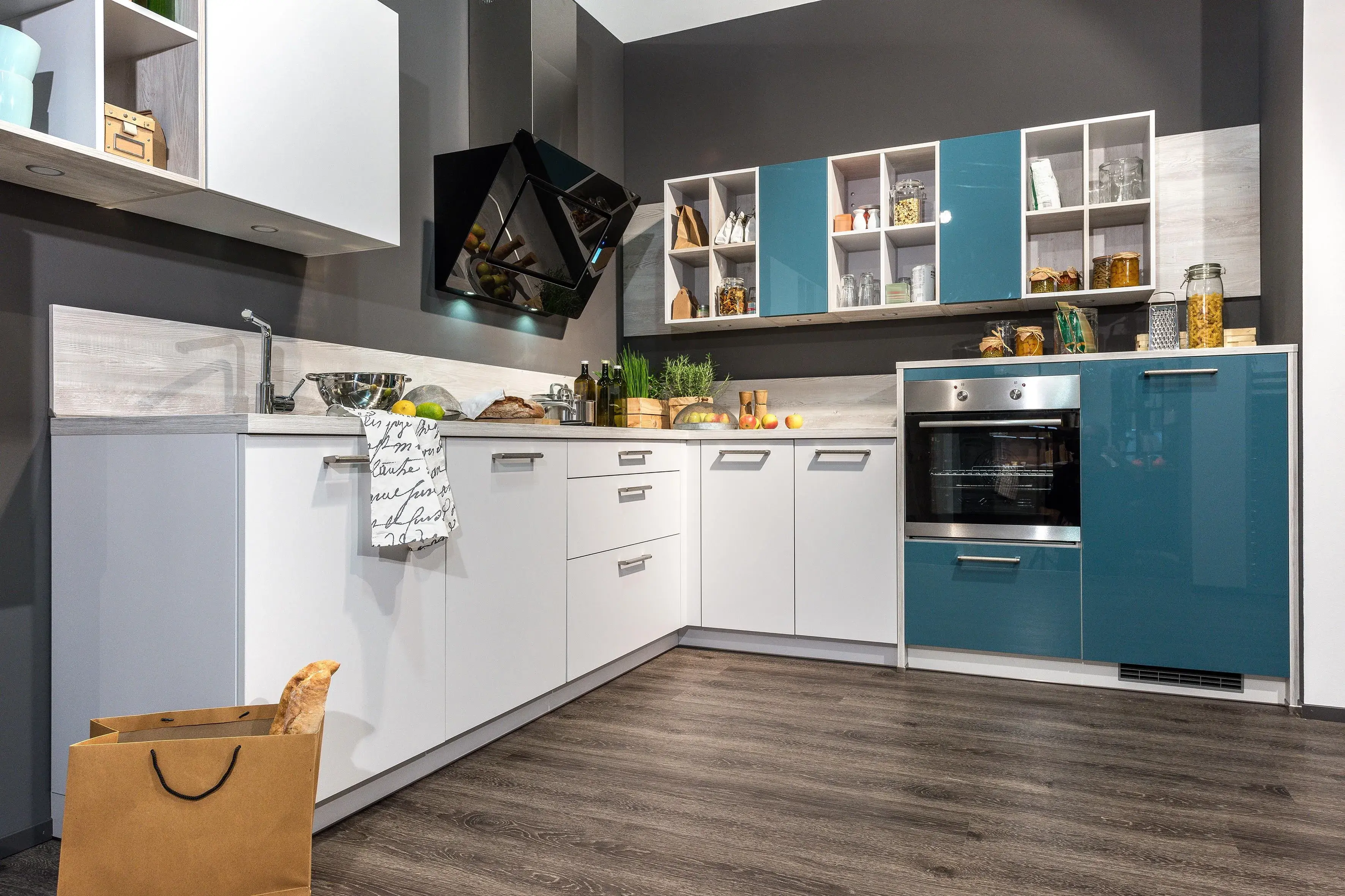 Weiße_Lackküche_mit_türkisen_Fronten