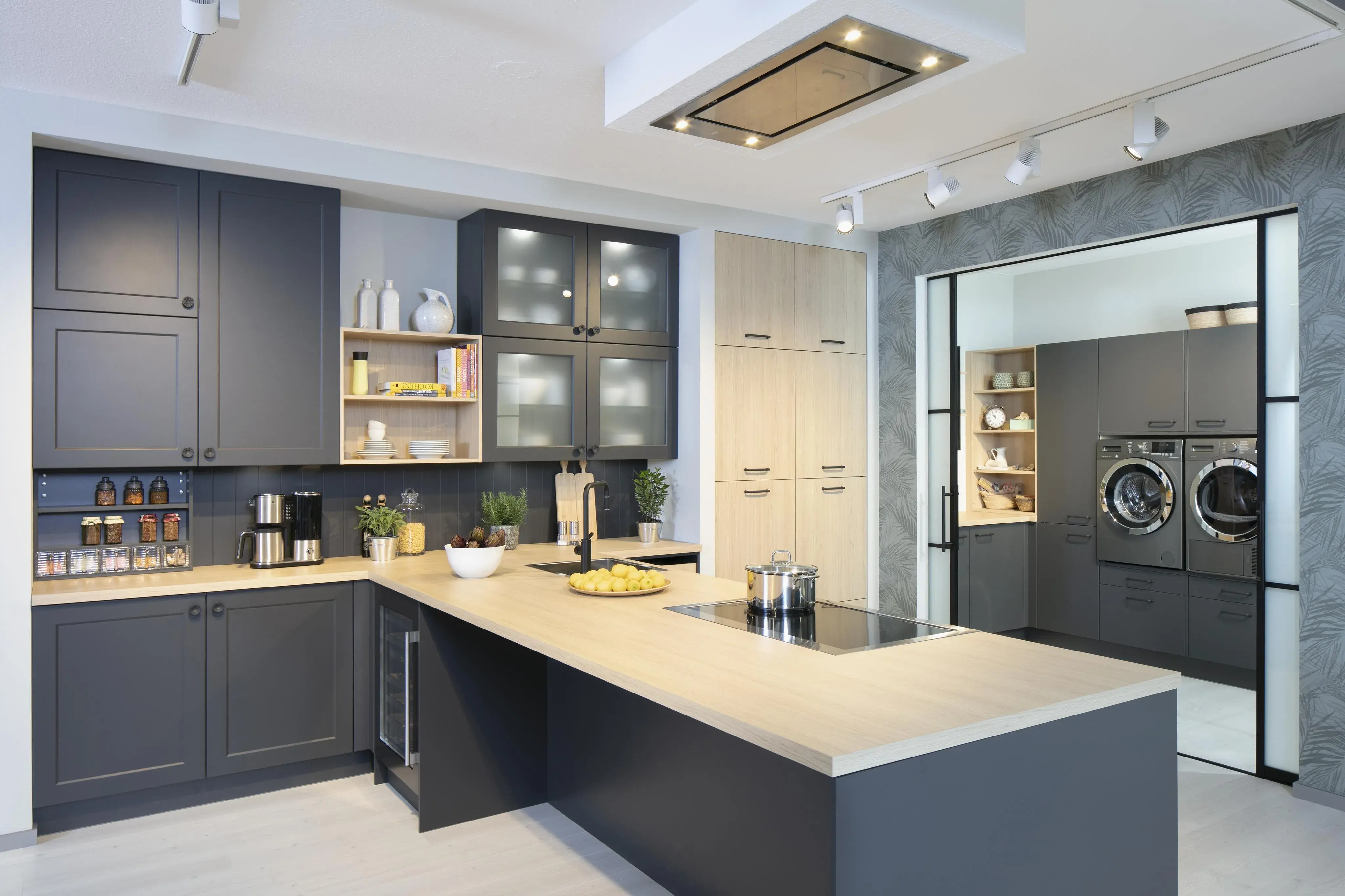 Graue_Küche_mit_heller_Holzarbeitsplatte_mit_Türknauf