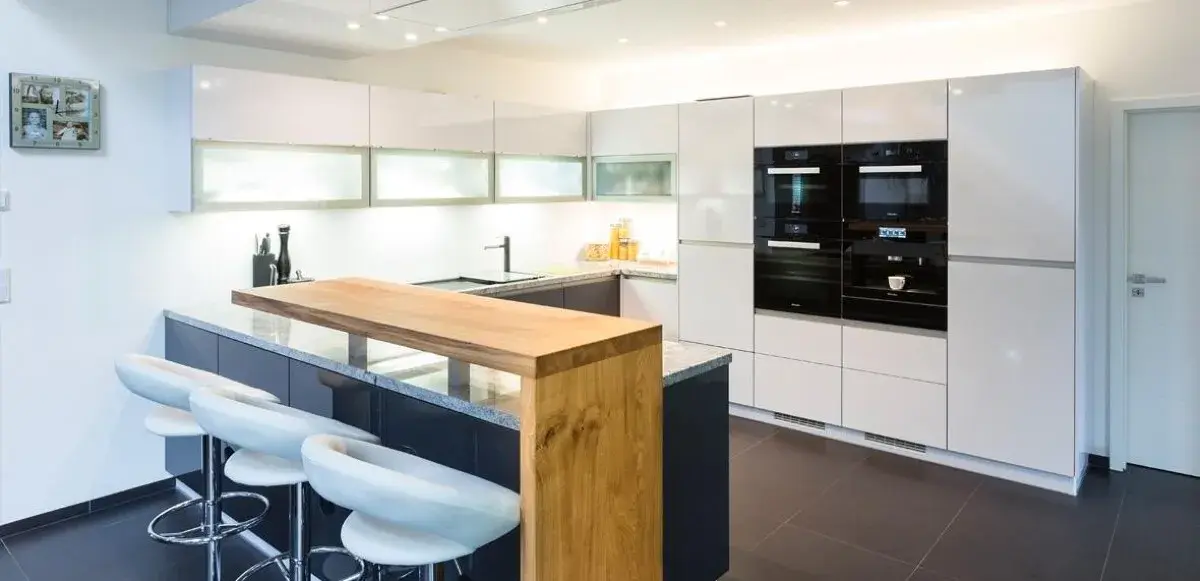 Ausstellungsküche_mit_Sitzgelegenheit